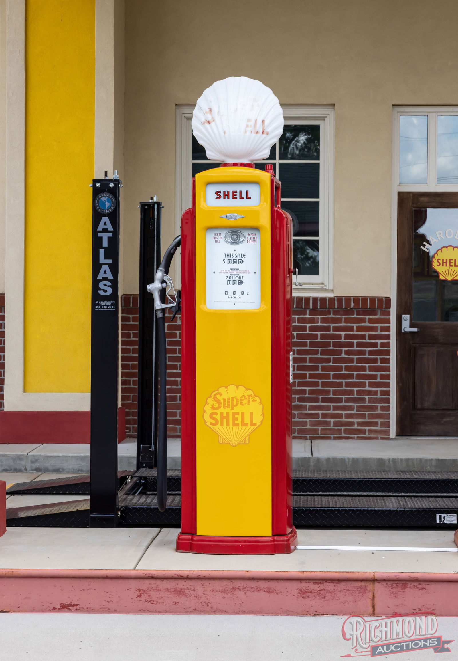 Shell Bennett 541 Restored Gas Pump: Restored Bennett 541 gas pump done in Shell. This pump has been outside and does show some wear. The paint is still very nice. Reproduction Super-Shell globe. The internal pump has been removed. Overa