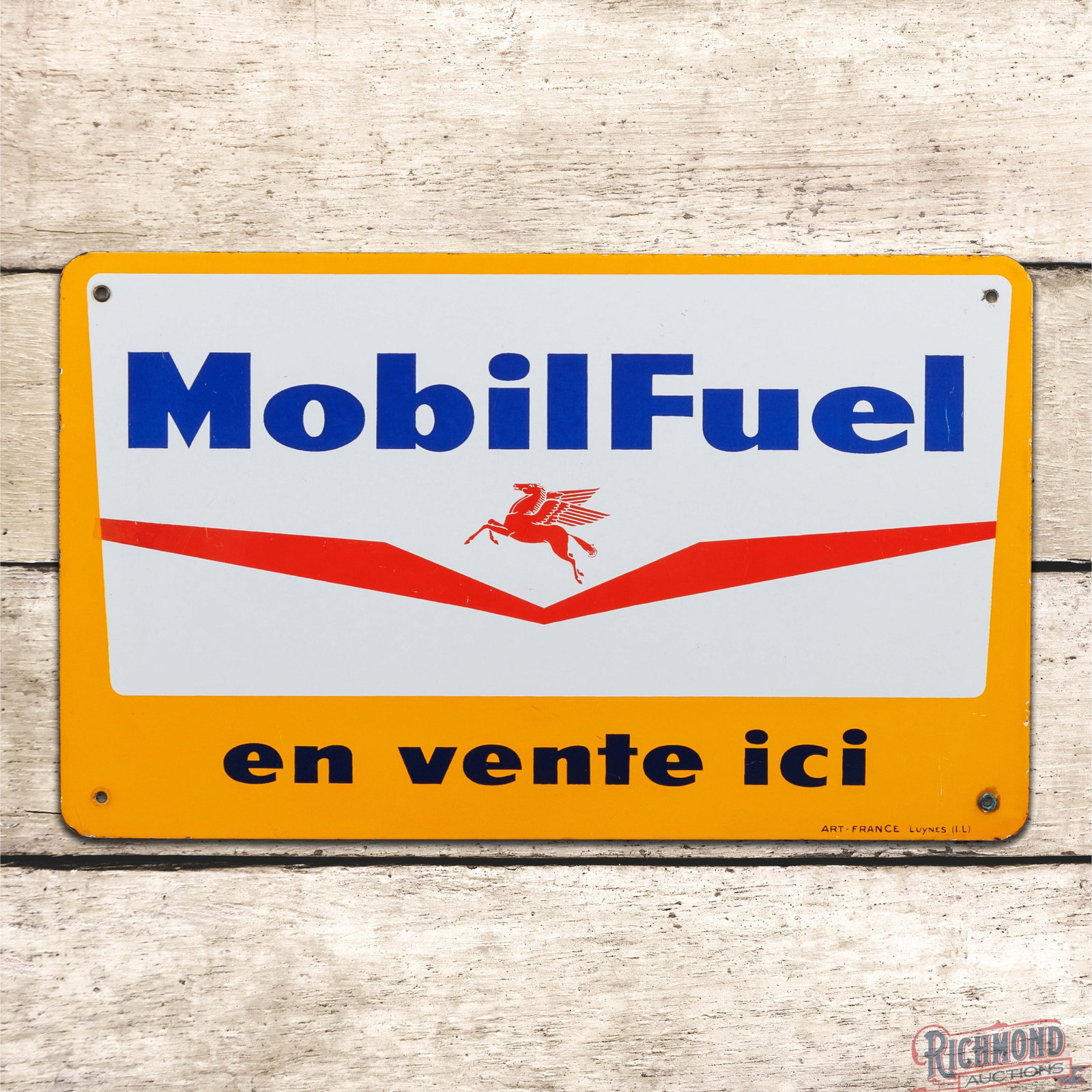 Mobilfuel En Vente Ici Single Sided Porcelain Sign w/ Pegasus: SSP (single sided porcelain) sign has excellent color and gloss. The field is very clean overall having light surface wear and a few fine scratches in the outer lettering. The perimeter has a tiny chi