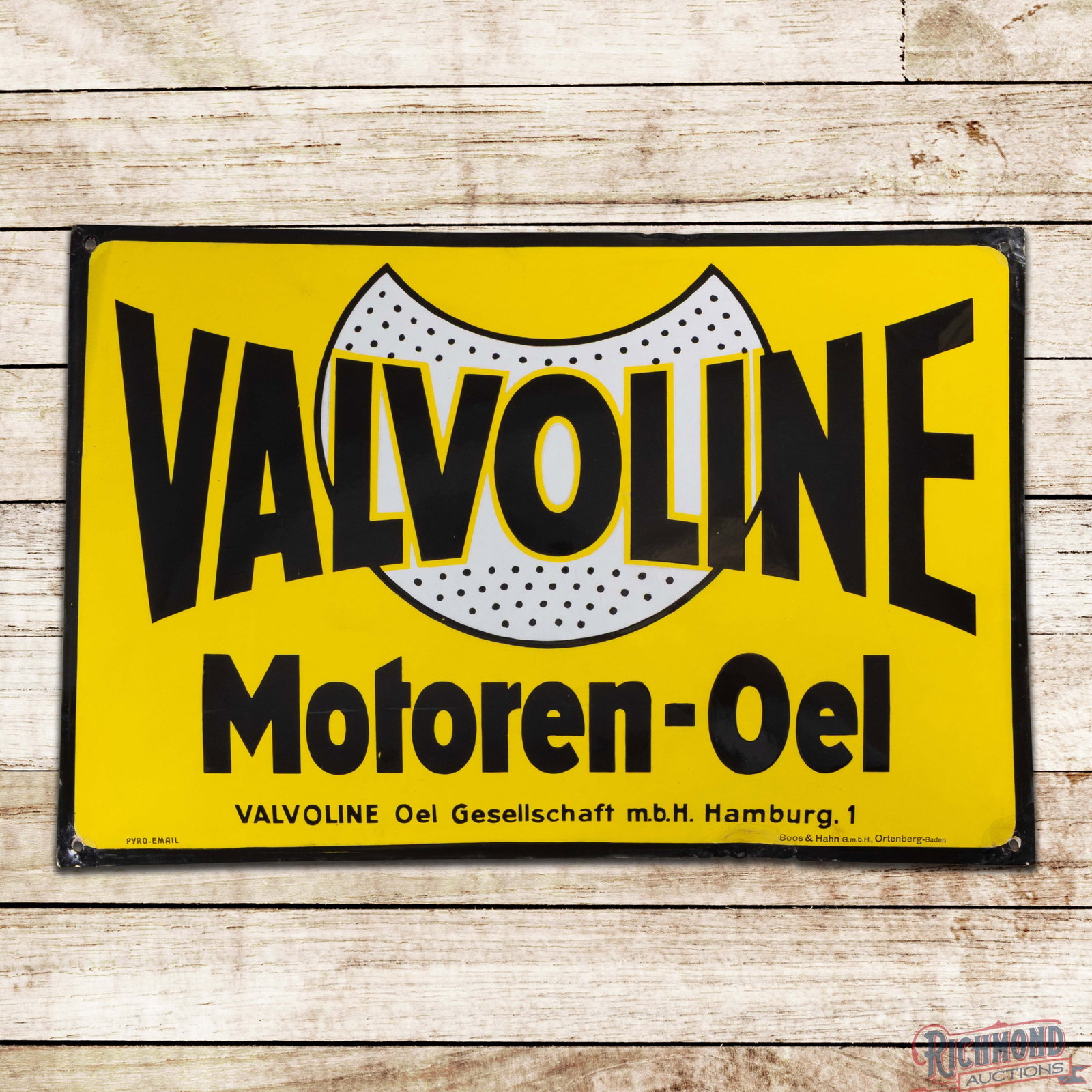 Valvoline Motoren Oel Motor Oil 30" SSP Convex Sign: SSP pillow sign has excellent color and gloss. The display is very clean overall with a mark in the lower "Motoren" lettering. The perimeter has chips with areas of crazing and color match. Marked Boo
