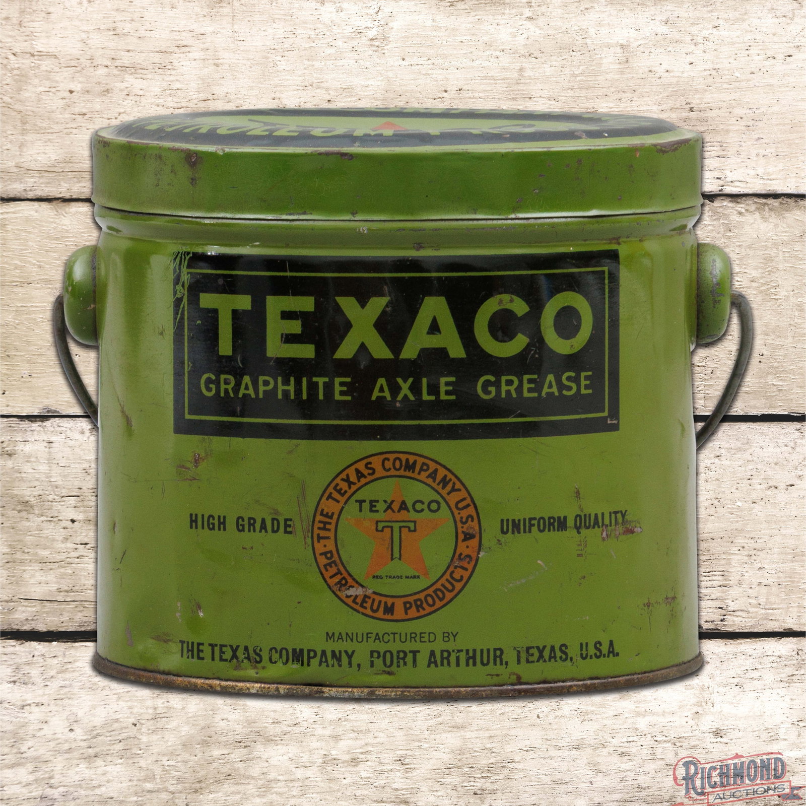 Texaco Graphite Axle Grease 3 Pound Empty Metal Can Port Arthur Texas: Empty metal three-pound can with the original lid and handle has very good color and shine. The display has scuffs, fine scratches and bends. The reverse is in a similar condition. The lid with a larg