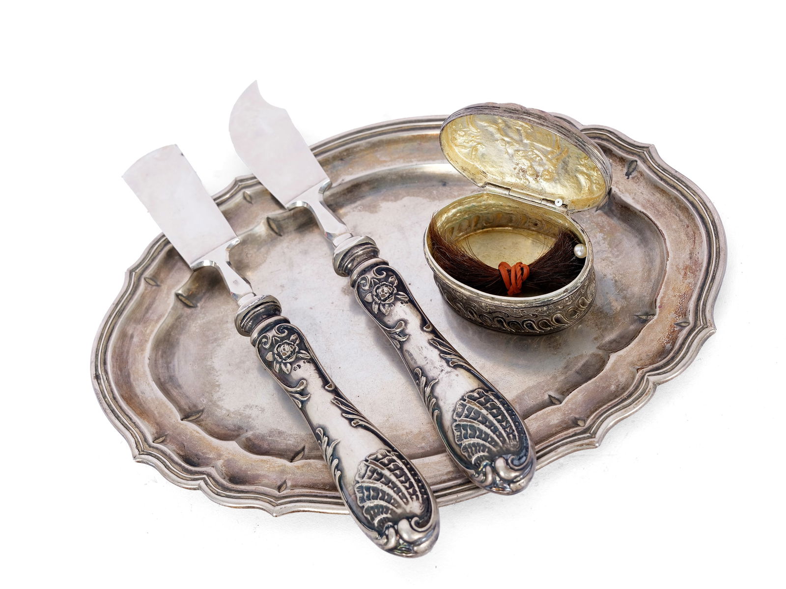 Mixed lot: 4 pieces, small tray, Old Vienna: Mixed lot: 4 pieces Small tray Alt Wien Silver marked Length 21 cm Weight 173 g 1 oval pill box Silver marked Length 5.7 cm Weight 57.1 g 1 butter and 1 cheese knife Silver marked, blade st