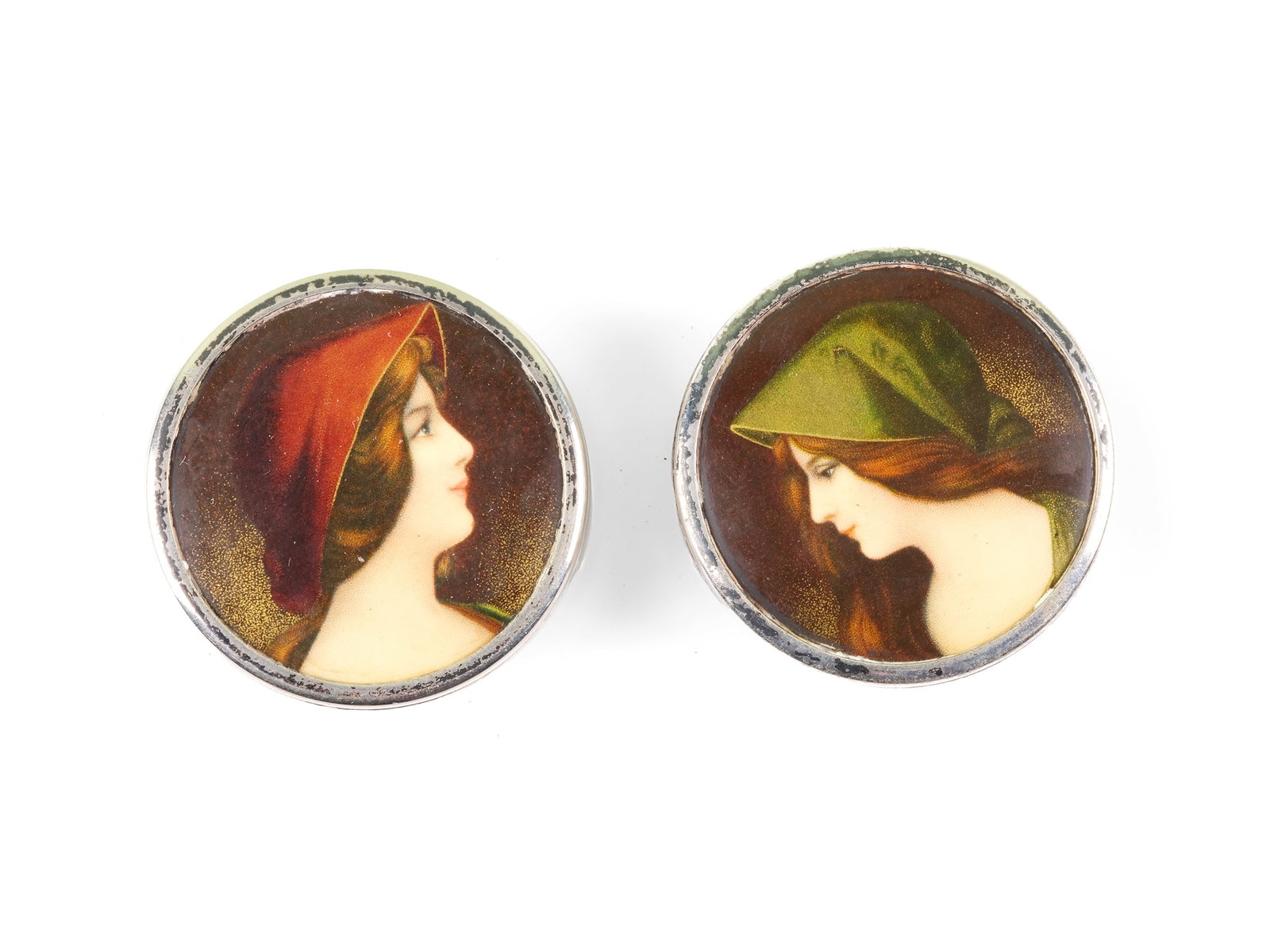 Mixed lot of a pair of boxes with girls, Silver marked: Mixed lot of a pair of boxes with girls Silver marked Diameter 4,3 cm Marked on the bottom Total weight 59.2 g
