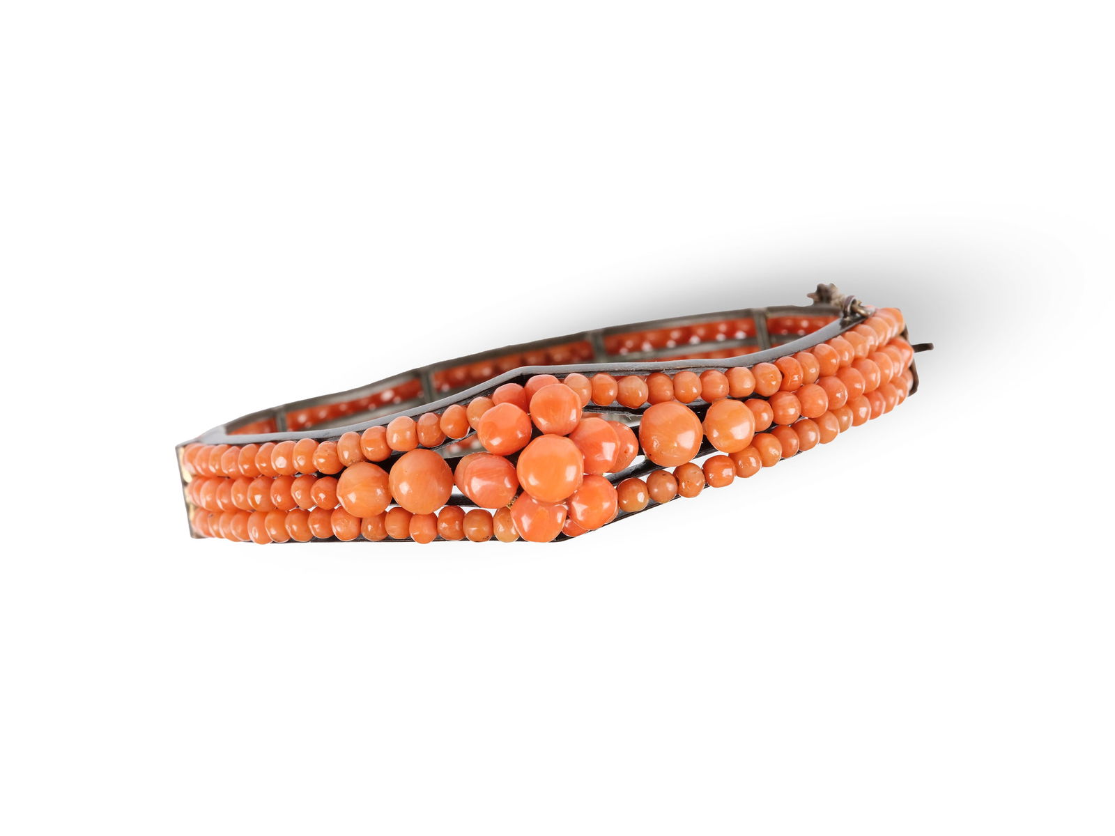 Bangles, Coral: BanglesCoralProbably silver, unmarkedDiameter 6 cmWeight 27,1 g