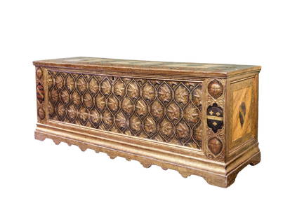 Museal Renaissance wedding chest, "Cassone a pastiglia dorata con uccelli": Museal Renaissance wedding chest"Cassone a pastiglia dorata con uccelli"Florence (Tuscany)1440-50Softwood bodyDecorations in gesso pastigliaLength 178 cm, height 73 cm, depth 62 cmThe museum wedding c
