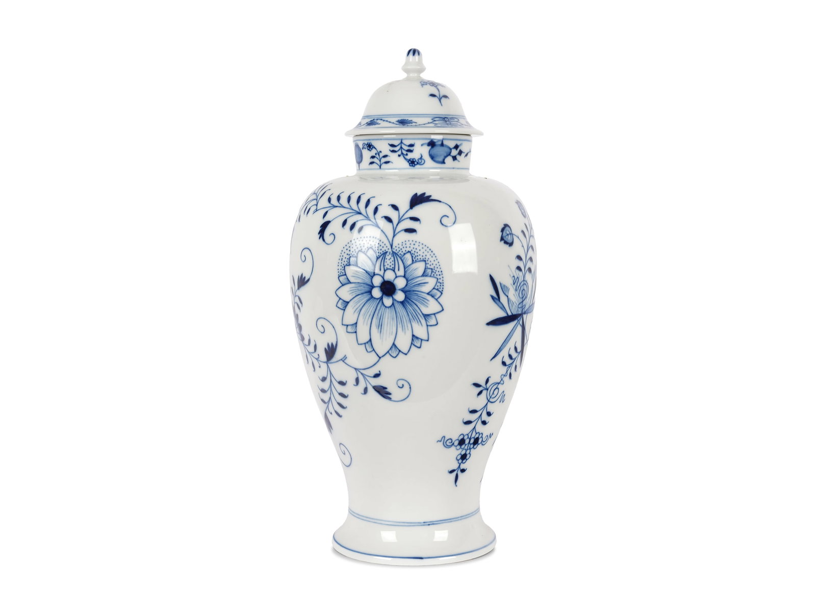 Lidded vase, Onion pattern: Lidded vase Onion pattern Meissen design Porcelain blue painted Height 38 cm Marked on the bottom, 4th choice