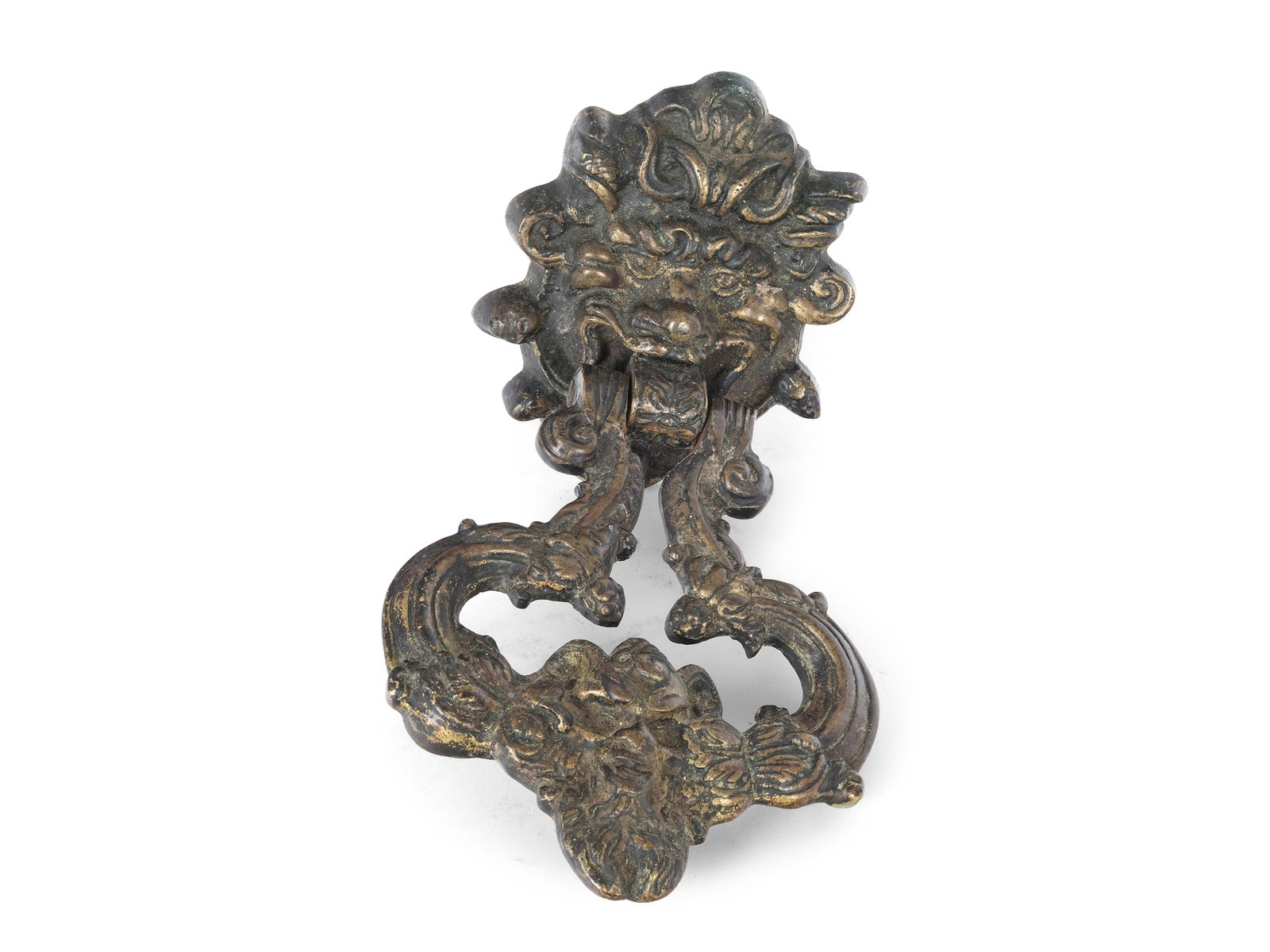 Door knocker in the style of the Italian Renaissance of the 16th century, Lion's head in relief: Door knocker in the style of the Italian Renaissance of the 16th century Lion's head in relief Cast bronze Length 24 cm
