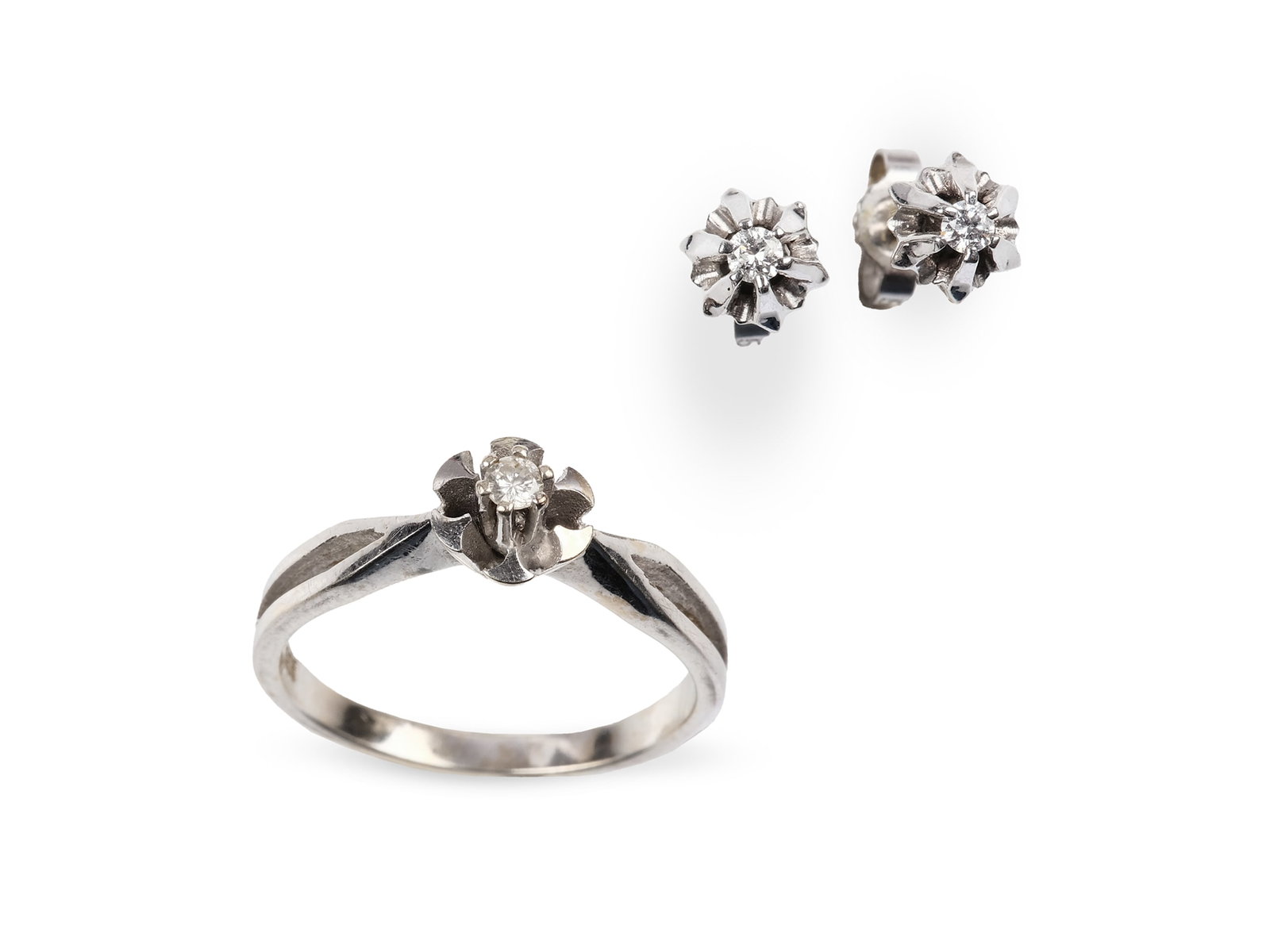 Mixed lot: Pair of stud earrings and 1 ring, 14ct white gold: Mixed lot: Pair of stud earrings and 1 ring 14ct white gold With diamonds RW 56 Total weight 4.8 g