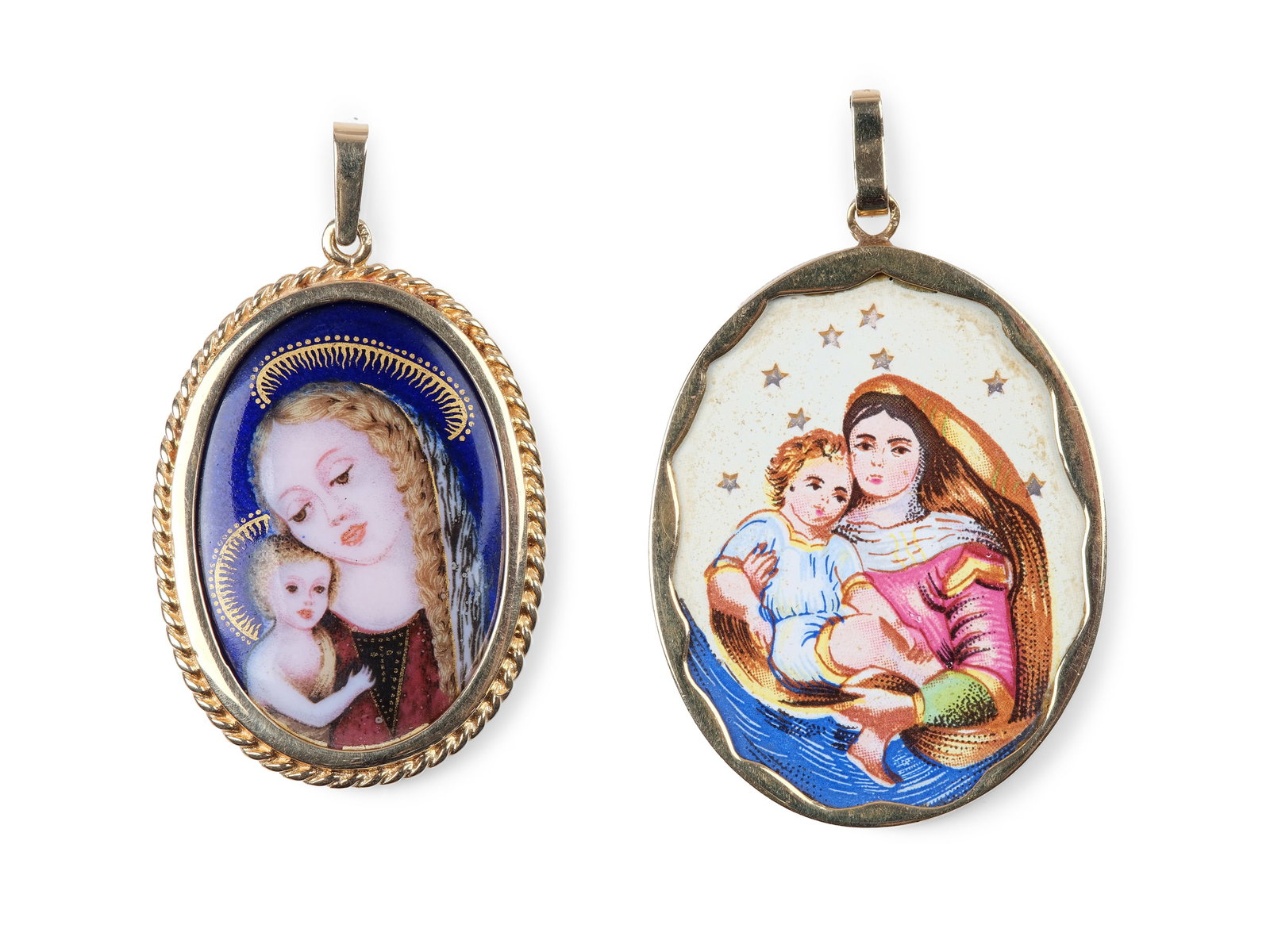 Pair of medallions with Madonnas, enamel painting: Pair of medallions with Madonnas enamel painting 14kt yellow gold marked Length 4,8 and 4,4 cm Total weight 19.6 g