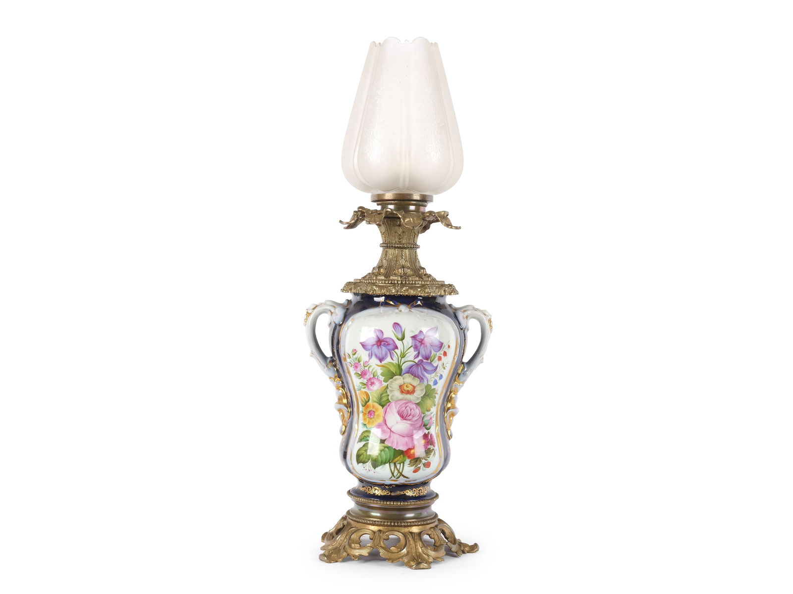 PETROLEUM LAMP, FIRST HALF OF THE 20TH CENTURY: Petroleum lampFirst half of the 20th centuryWhite porcelain, colored and gilt, gilding rubbedBronze mountFrosted glass shadeHeight 62 cmOnline viewing only!