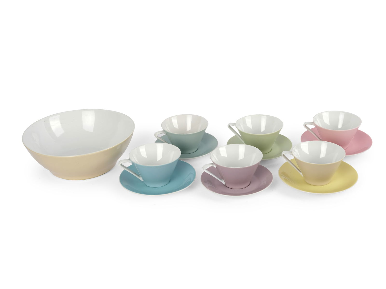 BUNDLE, ASSORTED COLORED CUPS, PLATES, COASTERS, AND BOWLS MADE OF LILY PORCELAIN: BundleAssorted colored cups, plates, coasters, and bowls made of lily porcelainAustriaOnline viewing only!