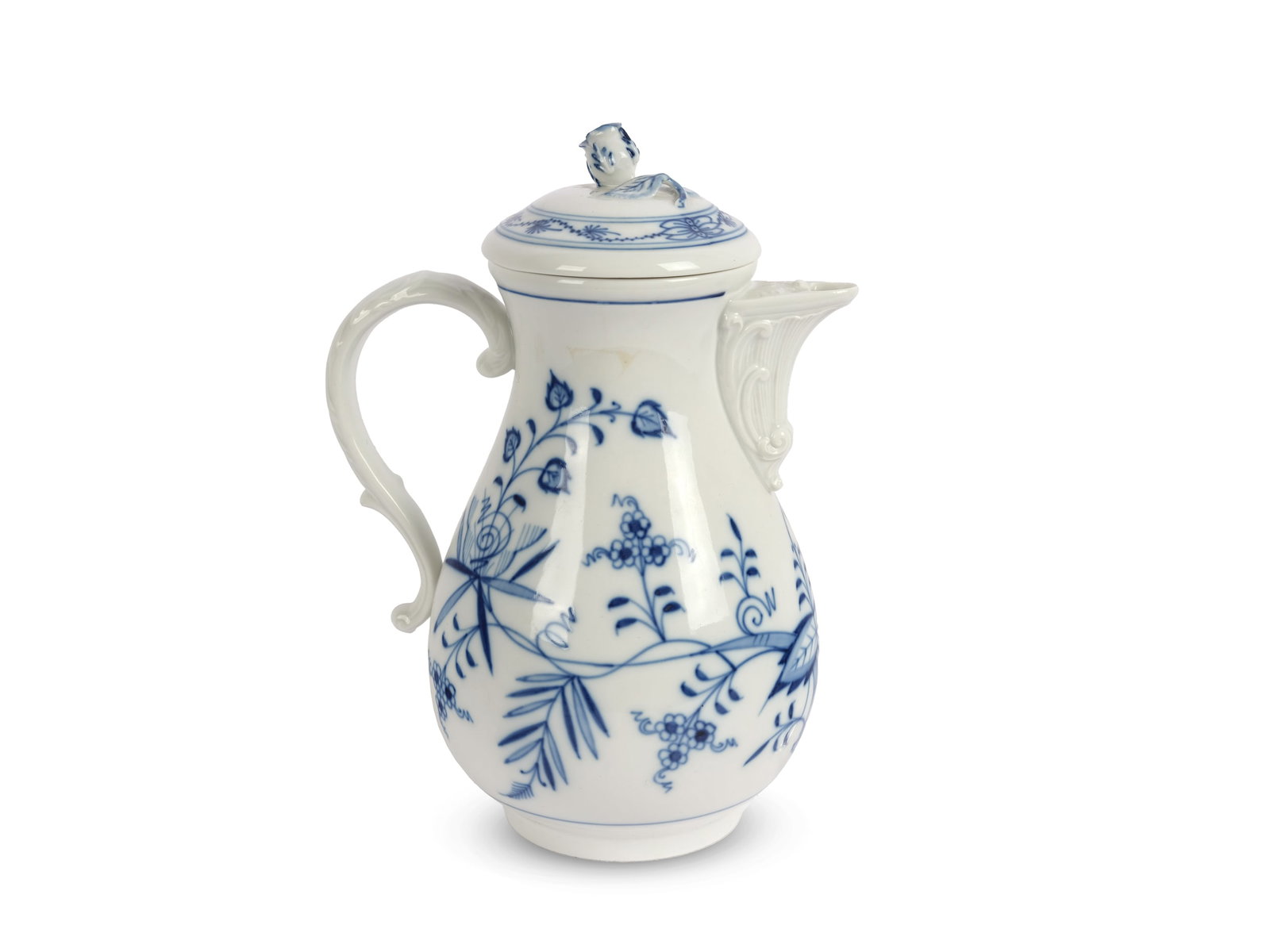 POT, MEISSEN PORCELAIN: PotMeissen porcelainOnion pattern decorationMulticolored porcelainHeight 25.5 cmMarked on the bottomRose on the lid slightly chipped