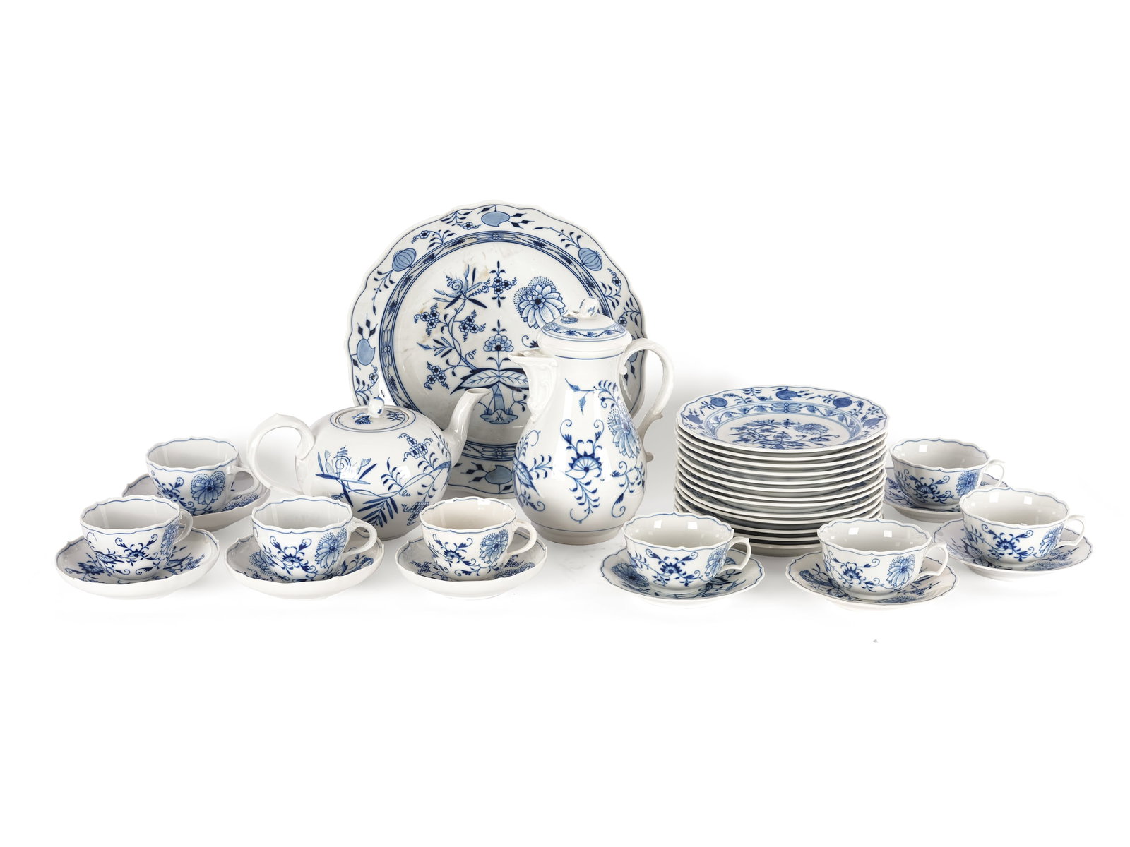 MEISSEN COFFEE AND TEA SET, ONION PATTERN: Meissen Coffee and Tea SetOnion PatternConsisting of:1 coffee pot, height 23.5 cm, length 17 cm1 teapot, height 14 cm, length 25 cm4 coffee cups (diameter 8.5 cm) with saucers, diameter 14.5 cm and 13