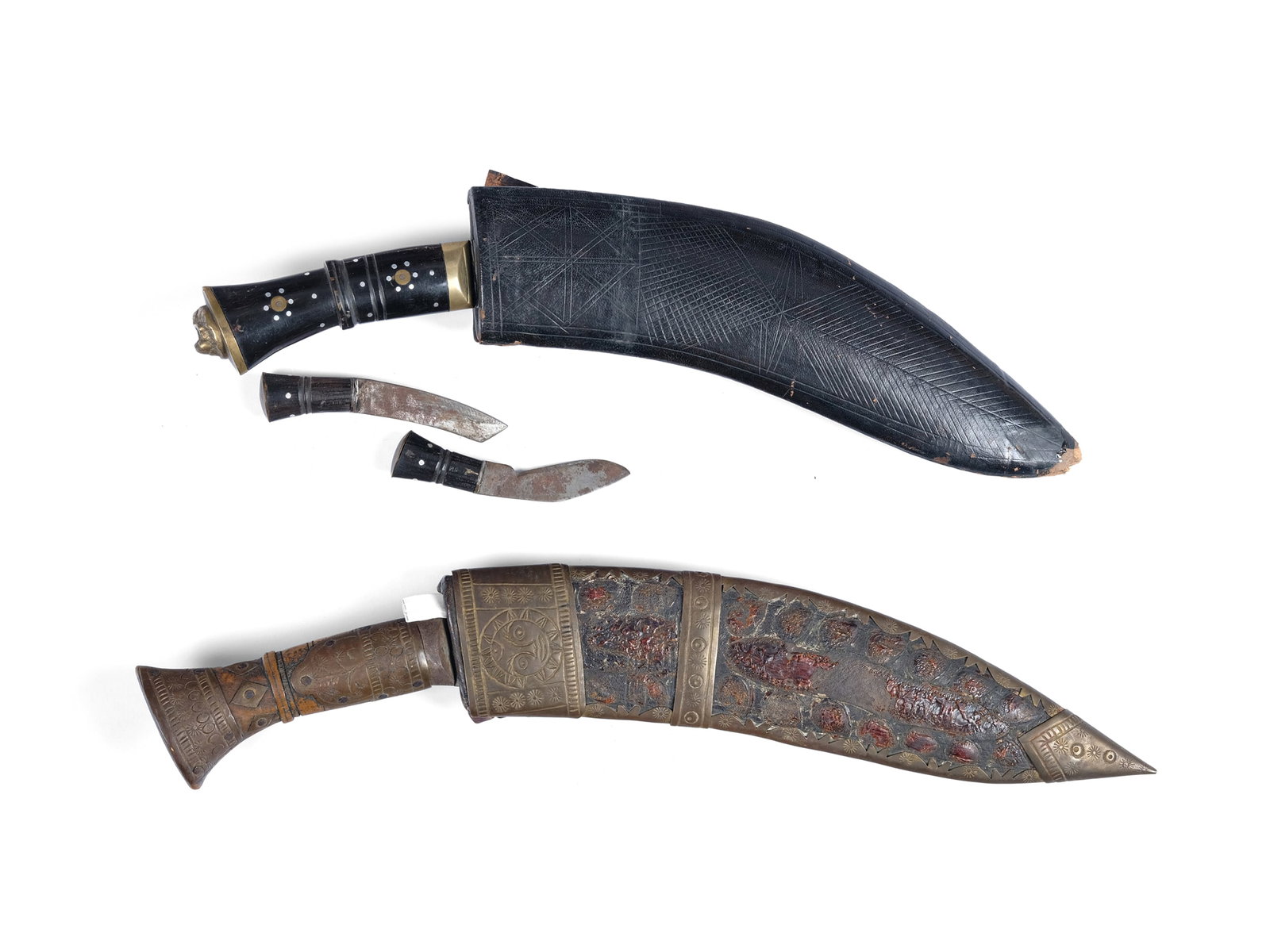 BUNDLE: 2 KUKKI KNIVES, ONE OF THEM WITH TWO SIDE KNIVES: Bundle: 2 Kukki knivesOne of them with two side knivesLength 37.7 cm and 32 cmLion's Head