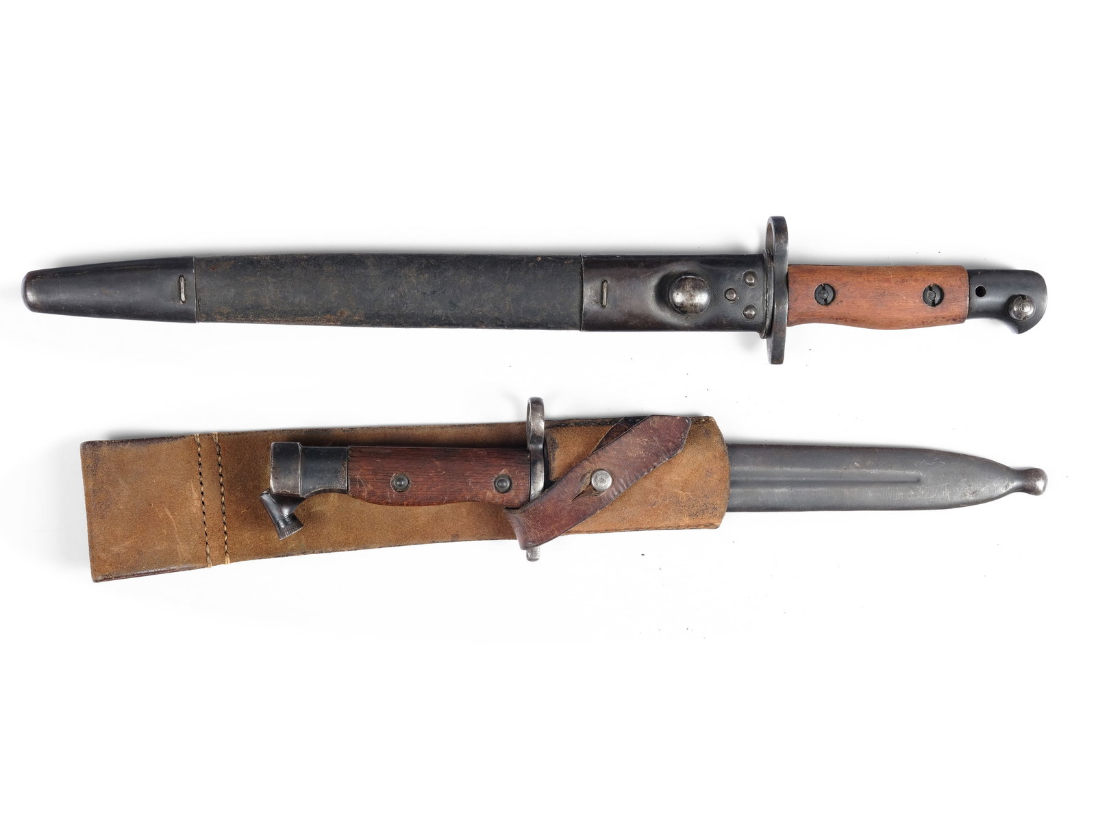 BUNDLE: 2 BAYONETS, ONE G.R.I MK II 1943 (?): Bundle: 2 bayonetsOne G.R.i MK II 1943 (?)Length 44.3 cm and 35 cm