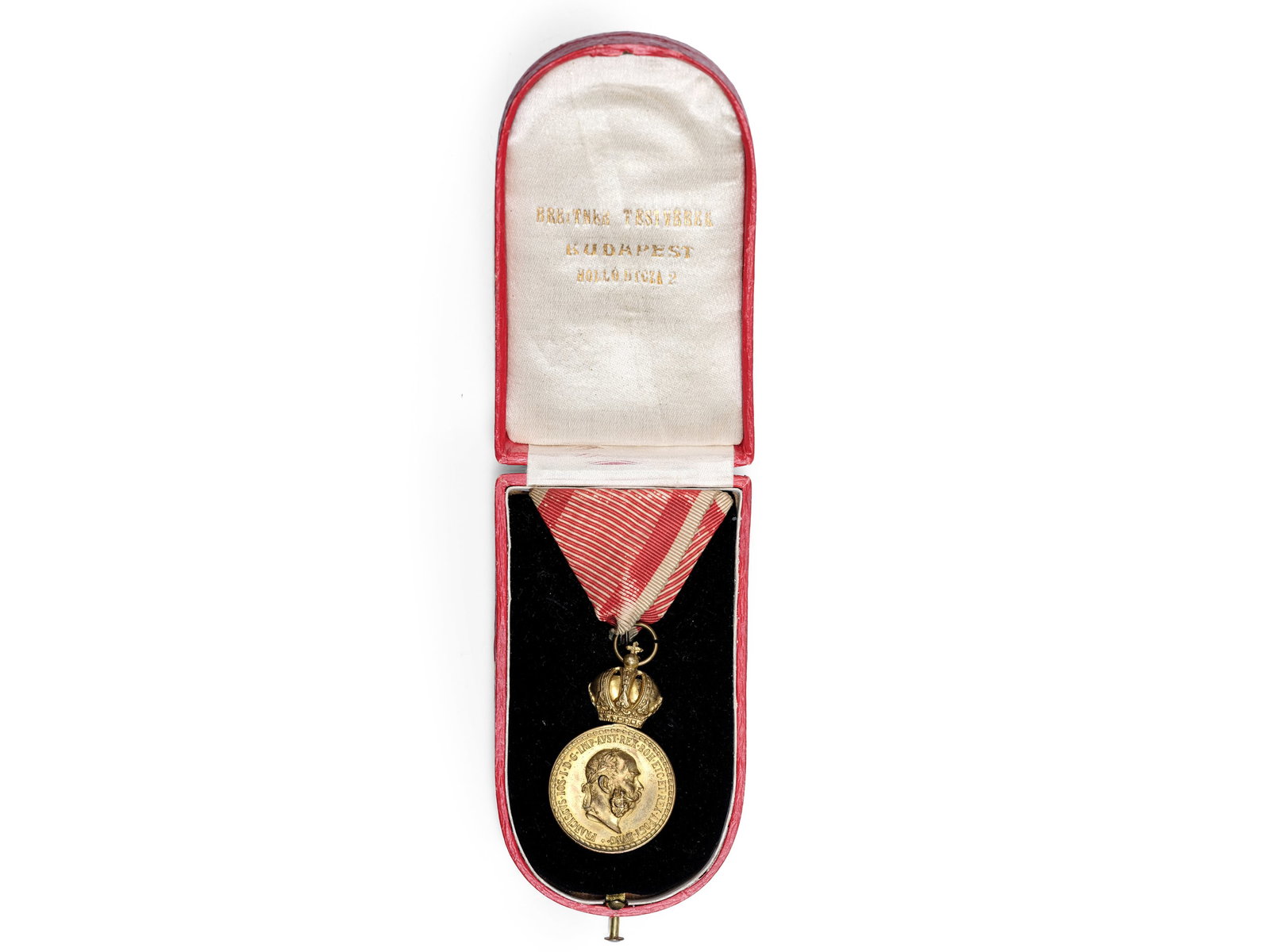MILITARY MERIT MEDAL, SIGNUM LAUDIS, EMPEROR FRANZ JOSEPH I: Military Merit MedalSignum Laudis, Emperor Franz Joseph IGilt bronzeLength 5 cm, total length 9.3 cmIn original case