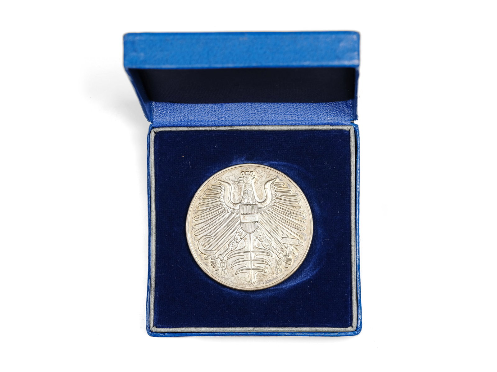 MEDAL DONATED BY THE CHAMBER OF LABOR AND COMMERCE (1 of 2)