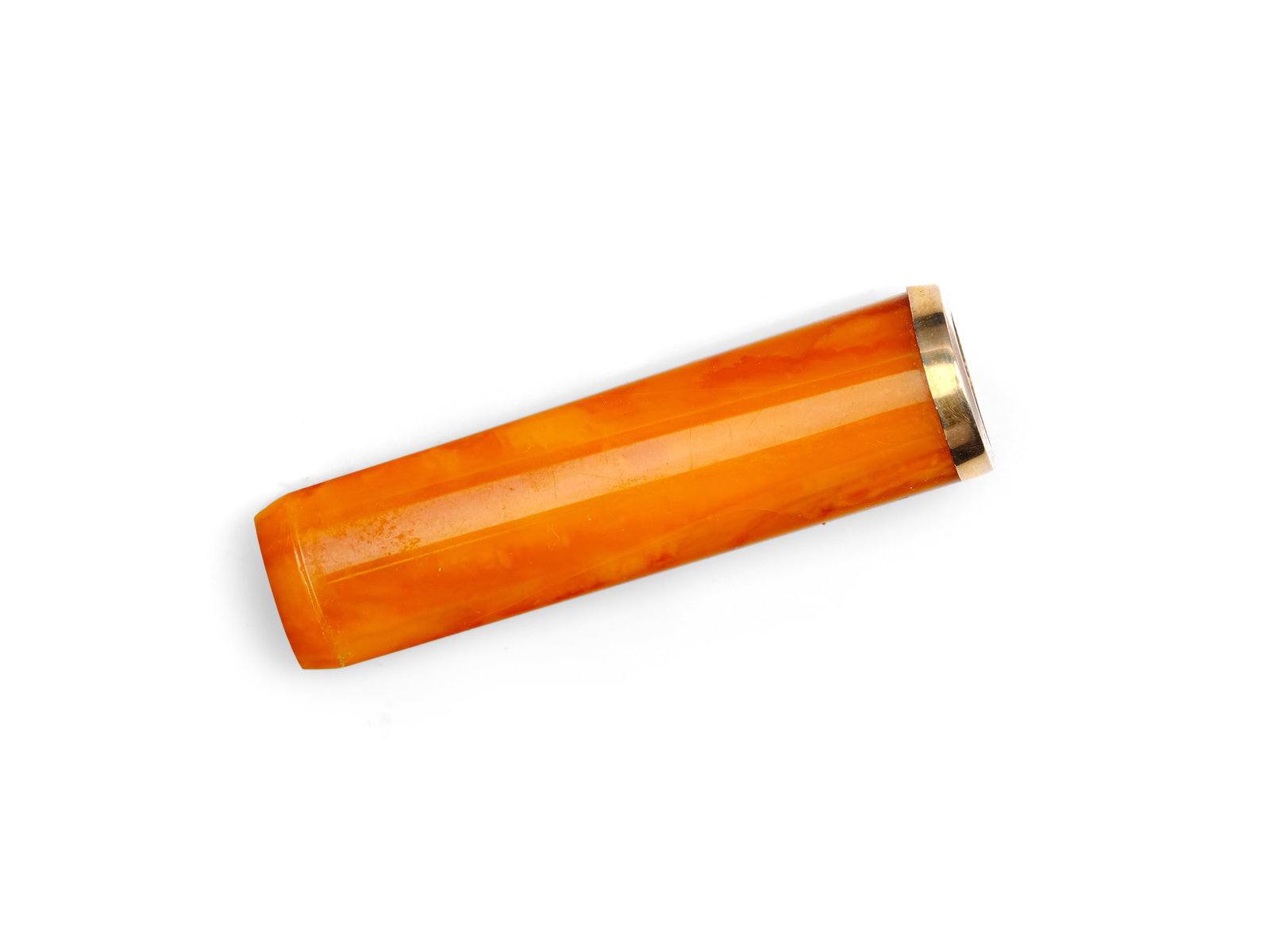 CIGARETTE HOLDER, AMBER WITH 9-KARAT GOLD SETTING: Cigarette holderAmber with 9-karat gold settingLength 6.2 cmOriginal case