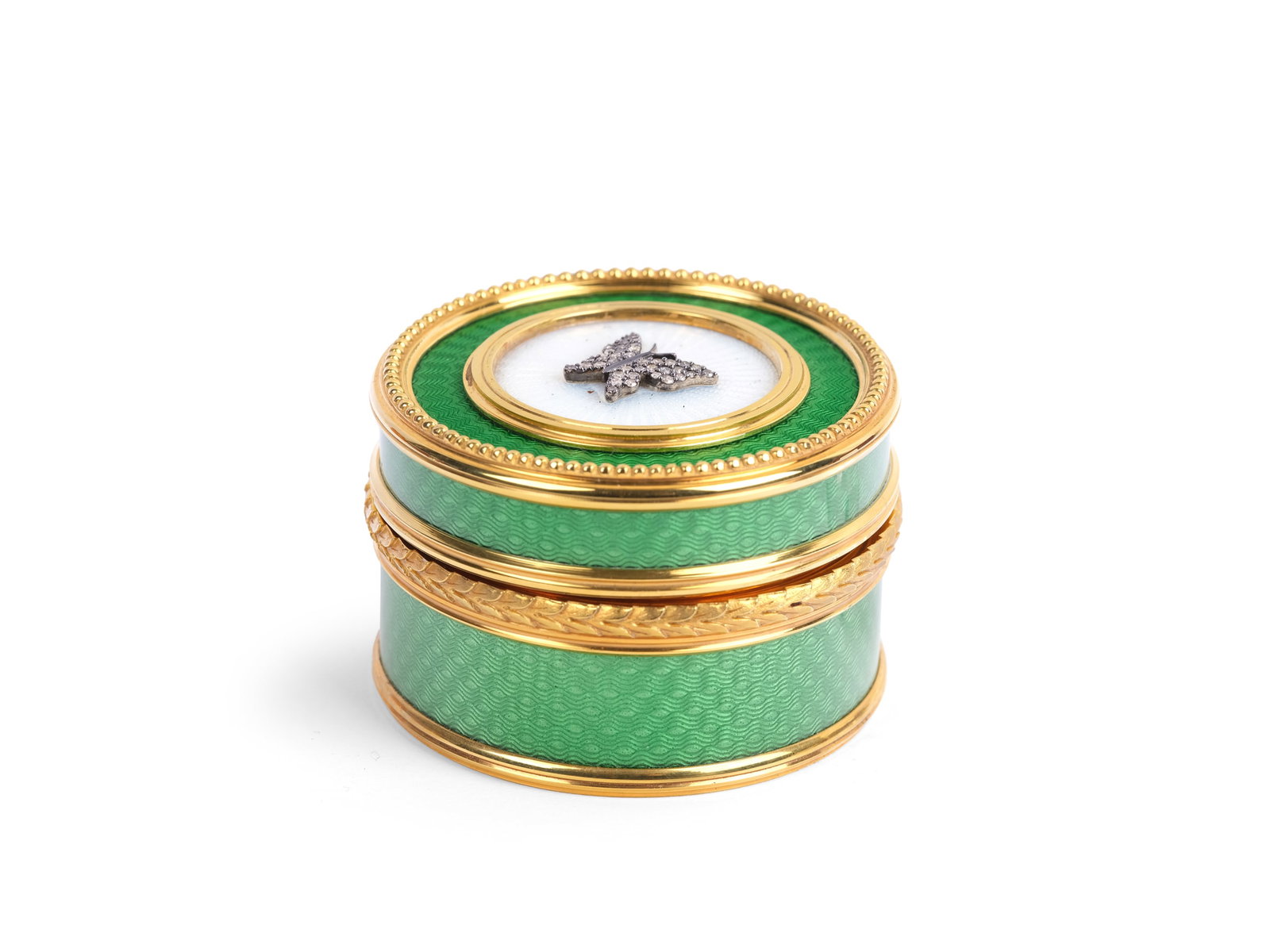 VERY FINE LIDDED BOX, GILT SILVER, HALLMARKED (88 ZOLOTNIKI): Very fine lidded boxGilt silver, hallmarked (88 zolotniki)Green enamelOn the lid, a central medallion in white enamel featuring a butterfly set with silver and diamondsDiameter 5.3 cm, height 3.6