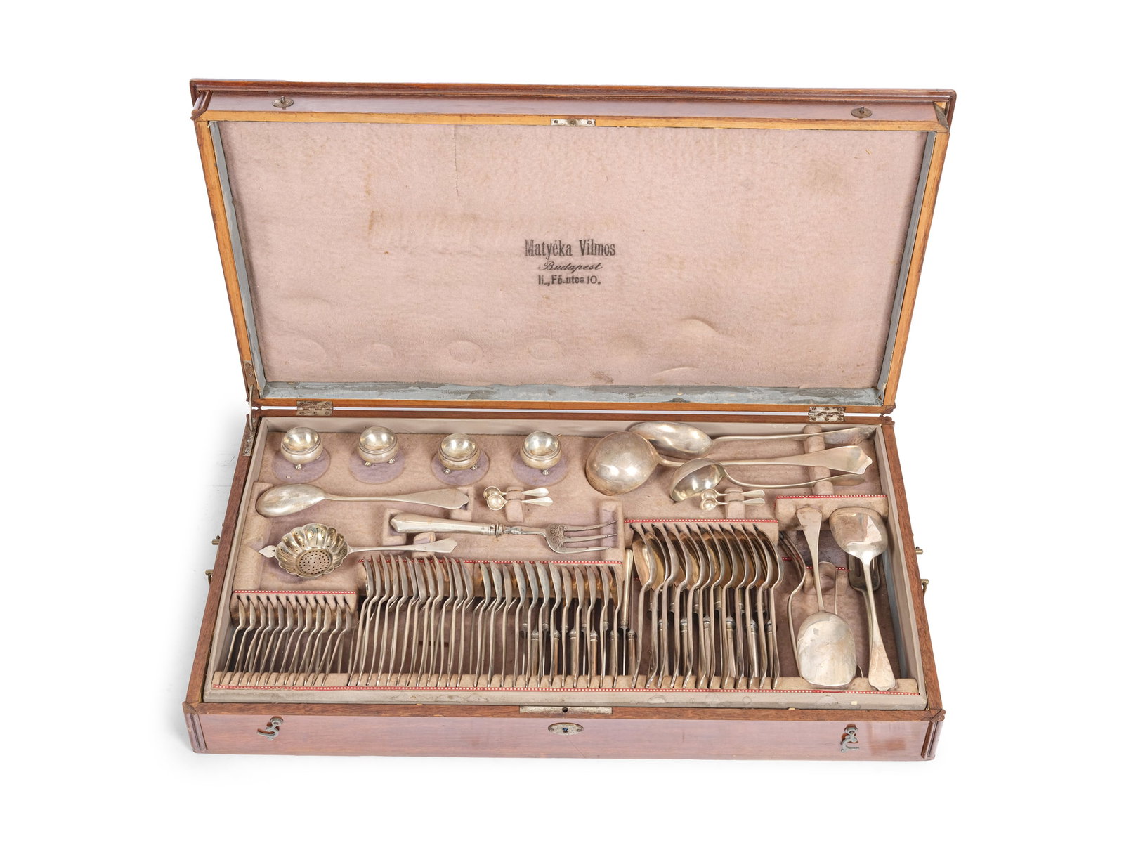 SILVER CUTLERY, FOR 12 PEOPLE: Silver cutleryFor 12 peopleConsisting of:12 large knives12 large forks12 large soup spoons12 appetizer knives12 appetizer forks12 appetizer spoons12 small spoons12 ice cream or dessert spoonsLarge