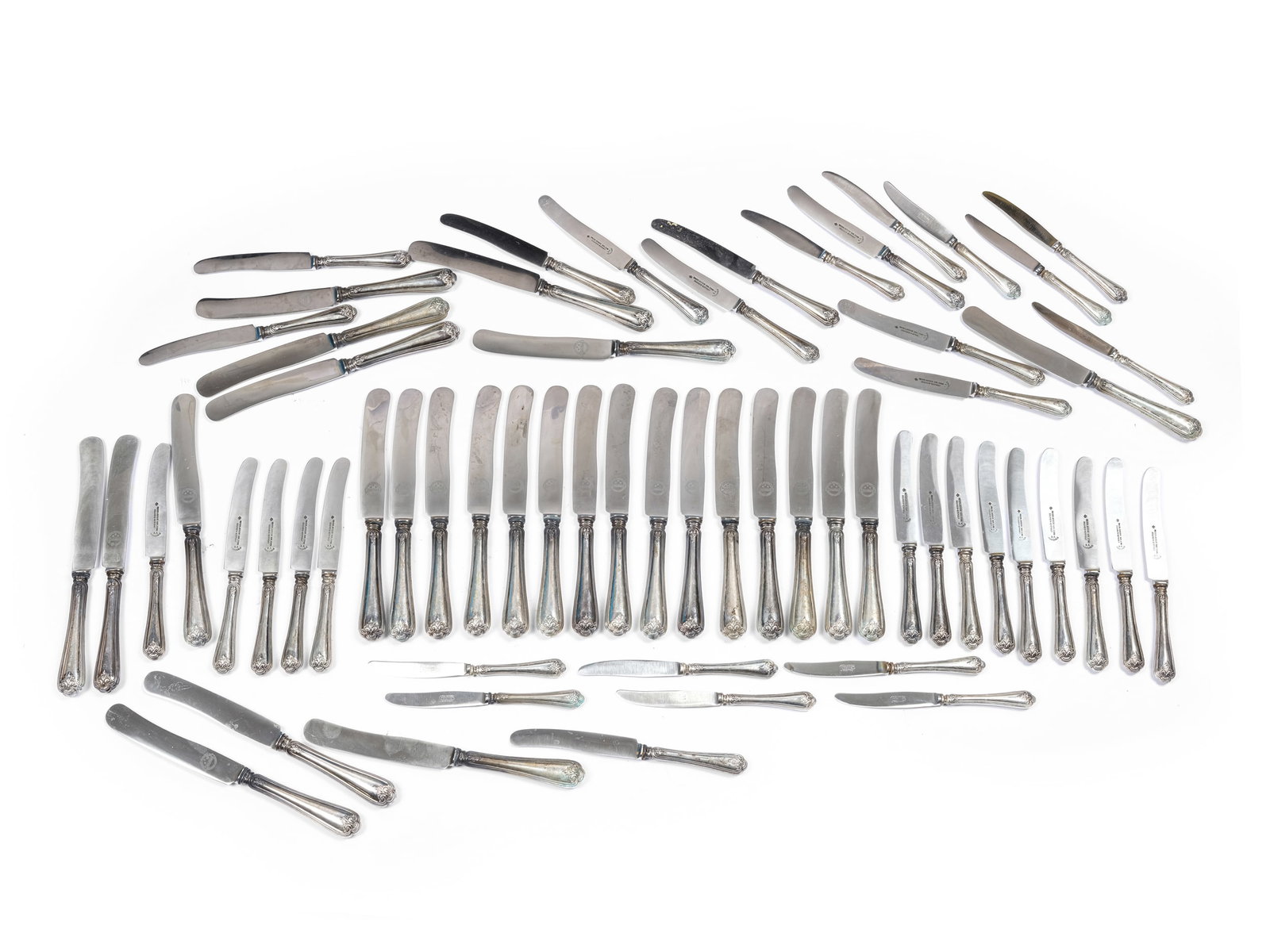 BUNDLE OF KNIVES, VARIOUS SIZES: Bundle of knivesVarious sizesHallmarked silver, steel bladesConsisting of:27 large knivesWeight 2755 g24 appetizer knivesWeight 1354 g12 fruit knivesWeight 471 gTotal weight 4580 g