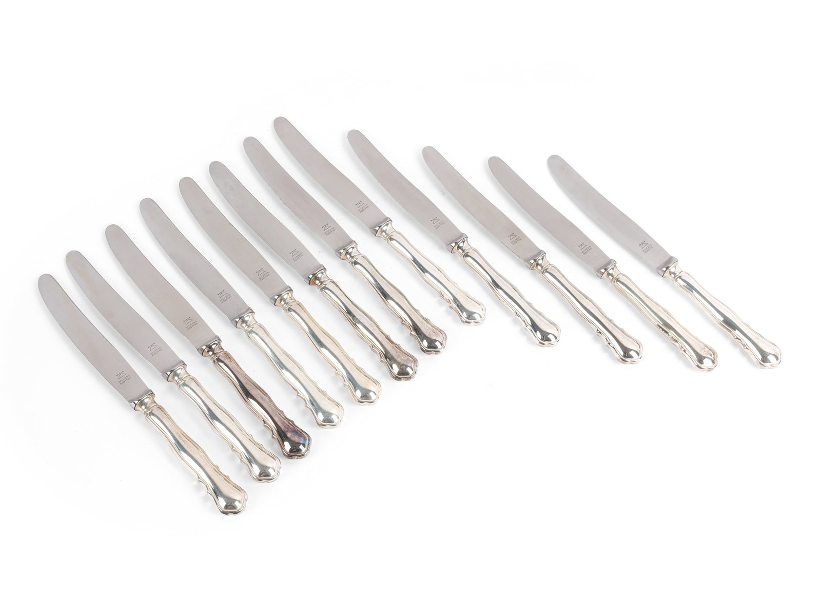 BUNDLE: 12 KNIVES, HALLMARKED SILVER (800): Bundle: 12 knives Hallmarked silver (800)Stainless steel bladeLength: 24.5 cm eachTotal weight: 1228.4 g