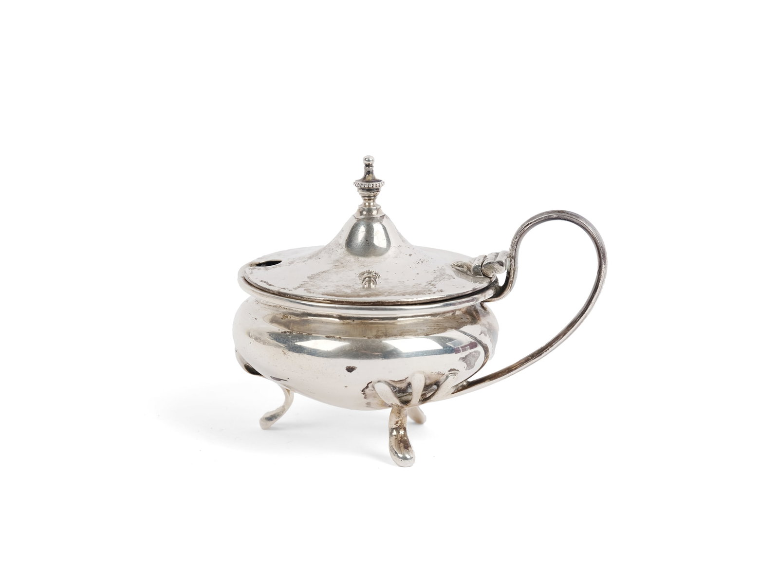 SALT SHAKER WITHOUT SPOON, WITH GLASS INSERT, ENGLAND, HALLMARKED SILVER: Salt shaker without spoon, with glass insertEngland, hallmarked silverHeight 5.6 cm, length 7.5 cmWeight 68.8 g