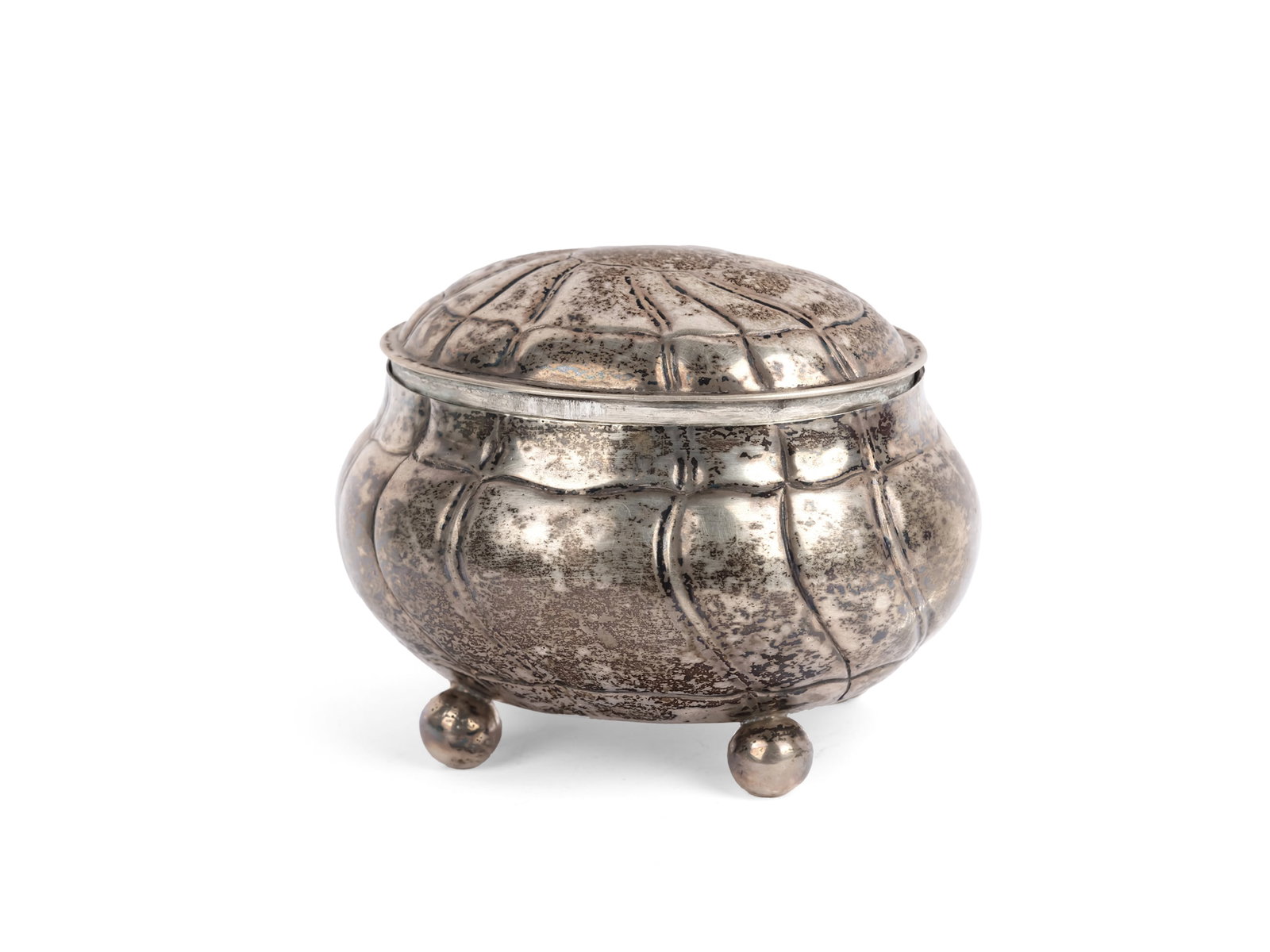 SUGAR BOWL: Sugar bowl with lidHallmarked silverHeight 8 cm, 10 x 8.5 cmWeight 220.8 g