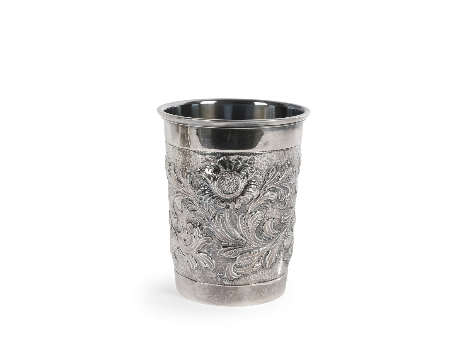 CUP WITH FLORAL RELIEF DECORATION, HALLMARKED SILVER: Cup with floral relief decorationHallmarked silverHeight 12.5 cmWeight 256 g