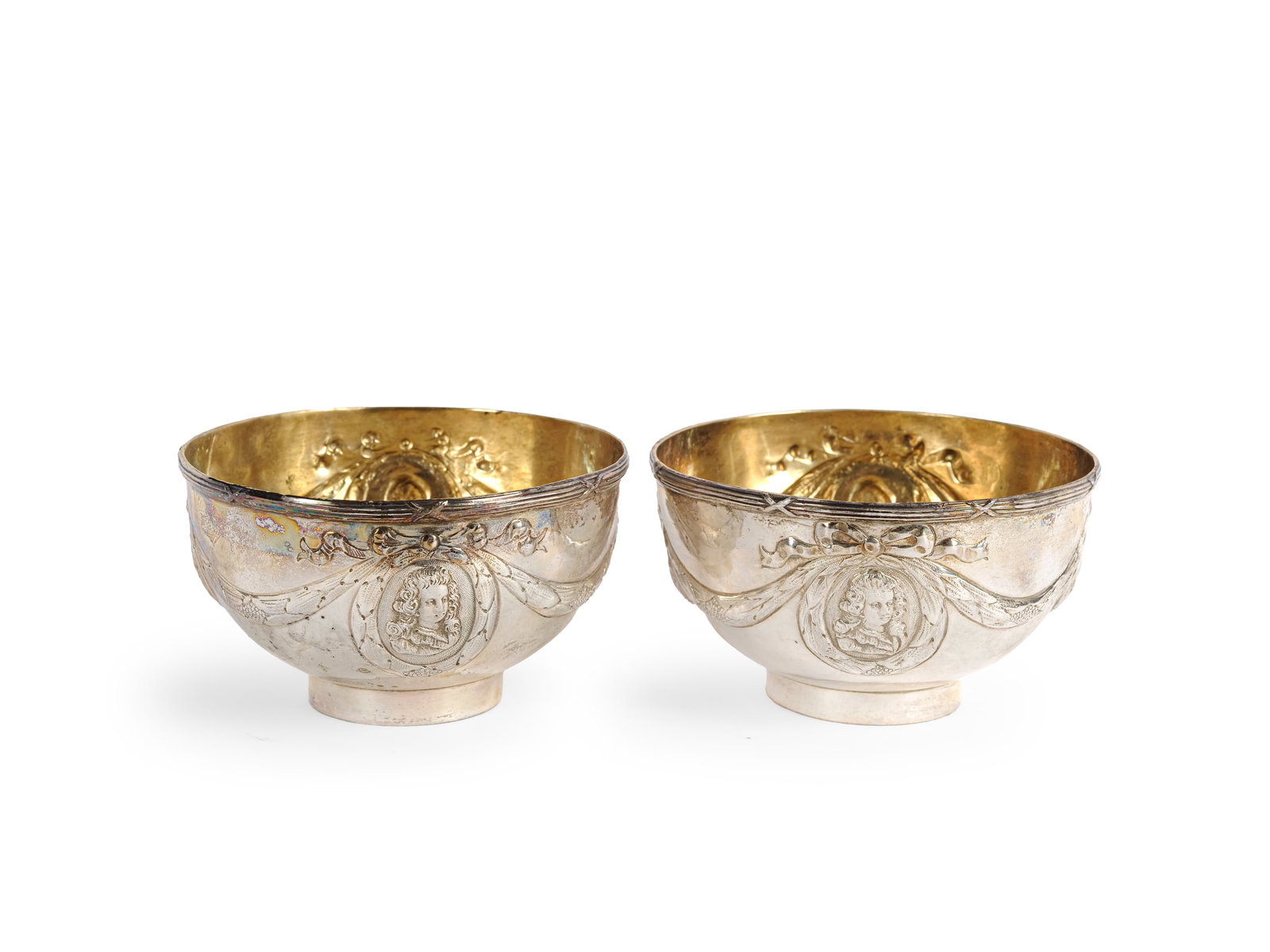 PAIR OF SILVER BOWLS, LOUIS XVI: Pair of silver bowlsLouis XVIGilded interior and all-around relief decoration with portrait medallionsHeight 6 cm, diameter 10.5 cmTotal weight 263 gHallmarked on the bottom