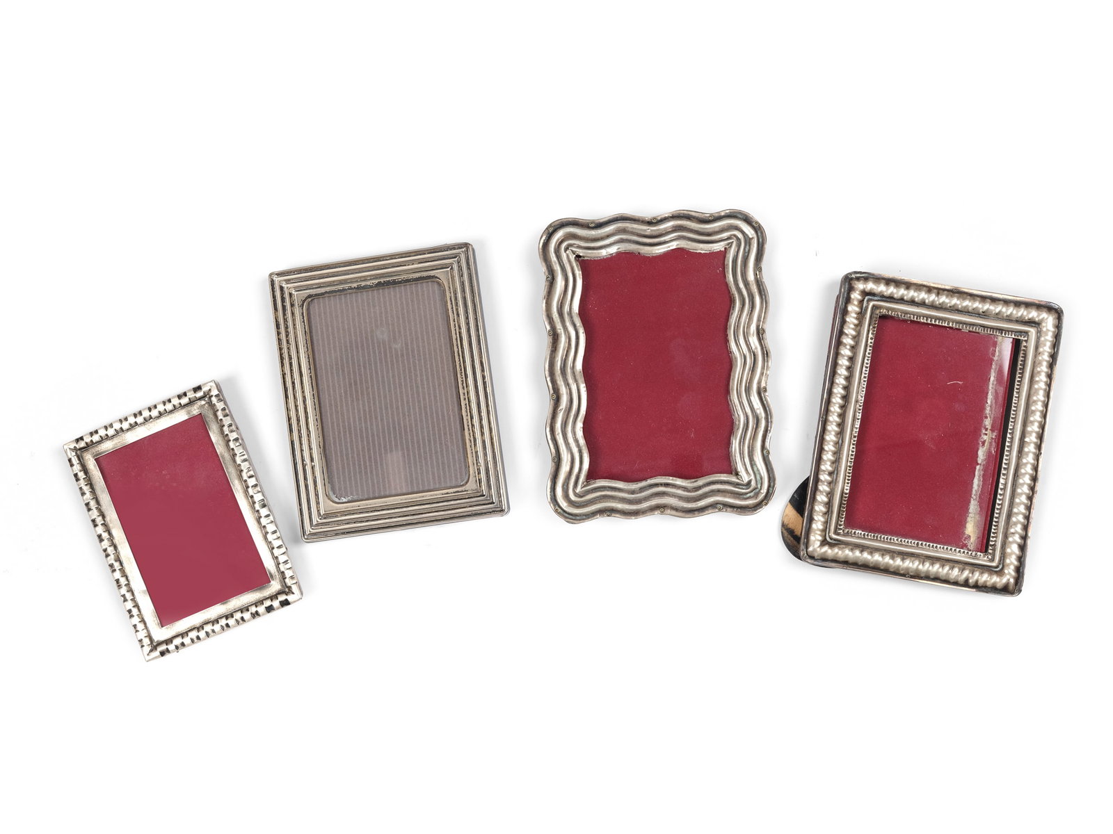 4 SILVER FRAMES: 4 silver framesFrom 14.5 x 10.5 cm to 18 x 13.5 cm