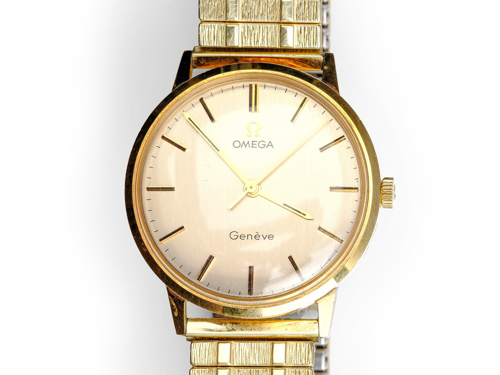WRISTWATCH, OMEGA: WristwatchOmegaHand-wound14 kt yellow gold with flexible strapDiameter 3.3 cmWatch is running! Movement not checked, sold as-is.