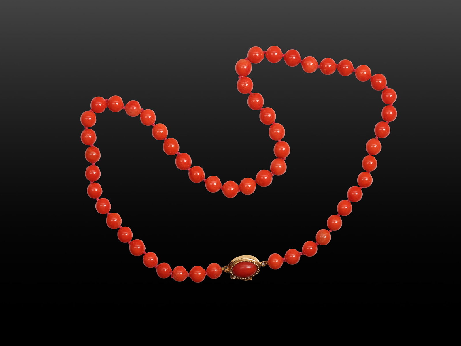 CORAL NECKLACE, 14K YELLOW GOLD CLASP: Coral necklace14K yellow gold claspLength 48 cmWeight 38 g