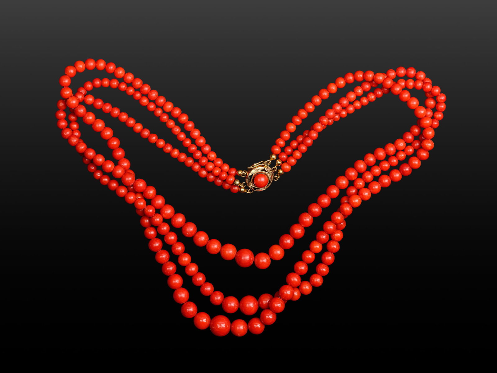 3-STRAND CORAL NECKLACE, WITH 14K YELLOW GOLD CLASP: 3-strand coral necklaceWith 14K yellow gold claspLength 45 cmWeight 69 g