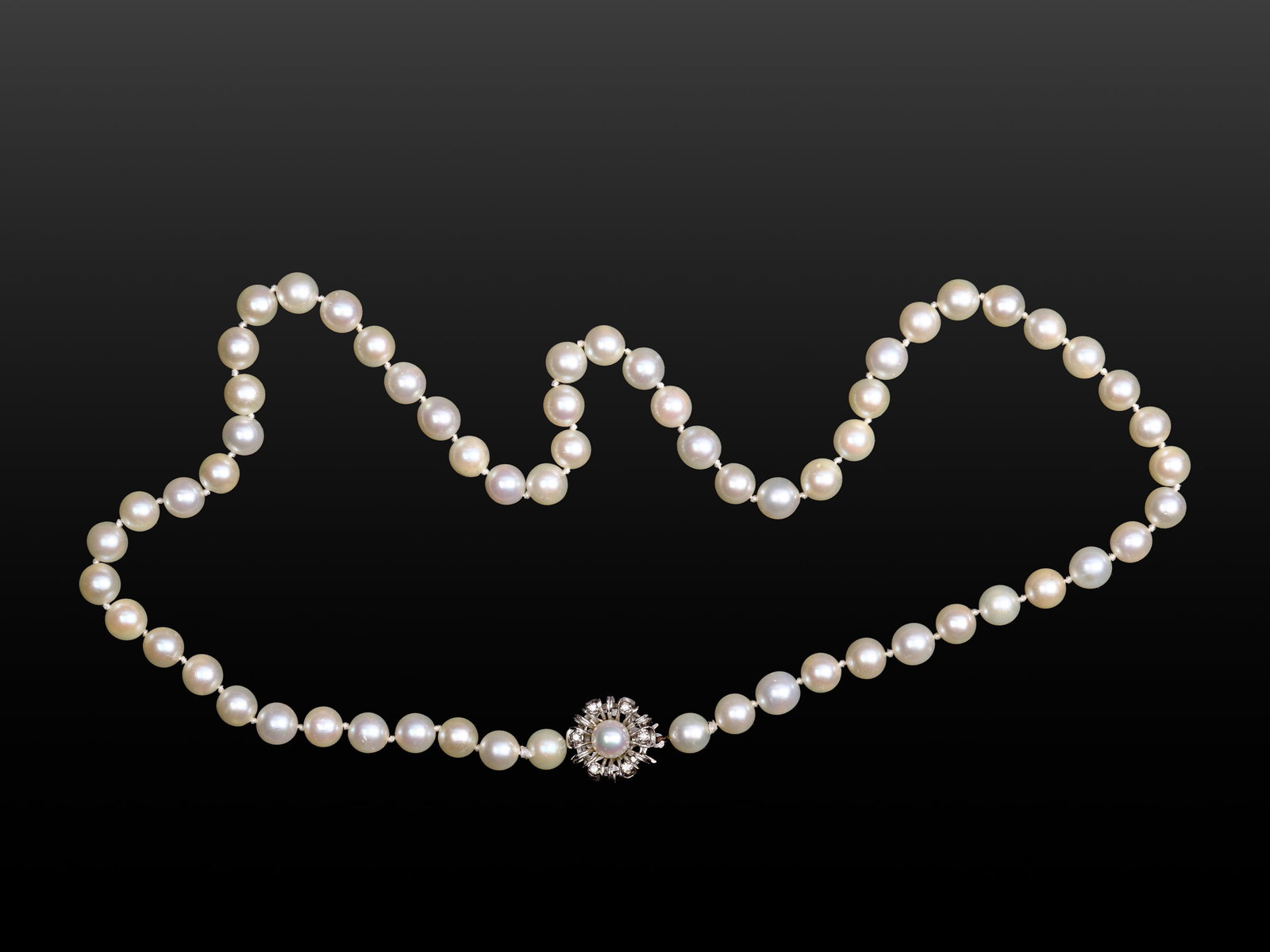 PEARL NECKLACE WITH GOLD CLASP, CLASP: 14 KT WHITE GOLD: Pearl necklace with gold clasp Clasp: 14 kt white goldEmbellished with brilliant-cut diamondsLength: 52 cmWeight: 35 g