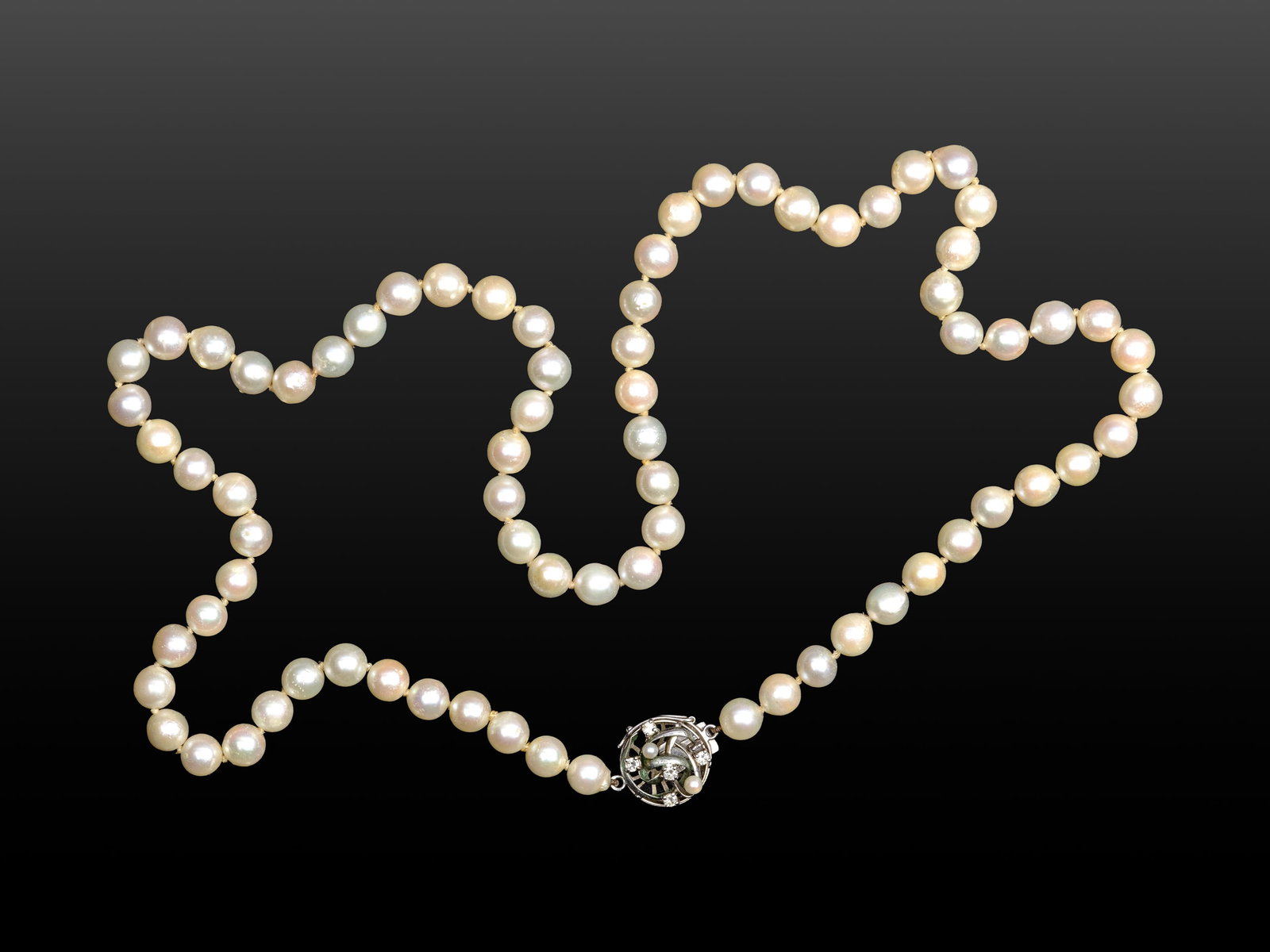 PEARL NECKLACE, CLASP: 14 KT WHITE GOLD: Pearl necklace Clasp: 14 kt white goldSet with brilliant-cut diamonds or zirconiaLength: 65 cm Weight: 51 g