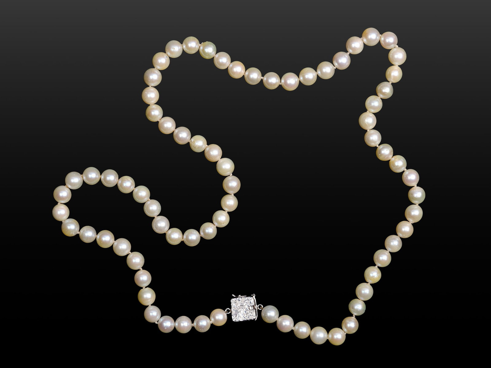 PEARL NECKLACE, CLASP: 14K WHITE GOLD: Pearl necklace Clasp: 14K white goldLength: 61 cmWeight: 50 g