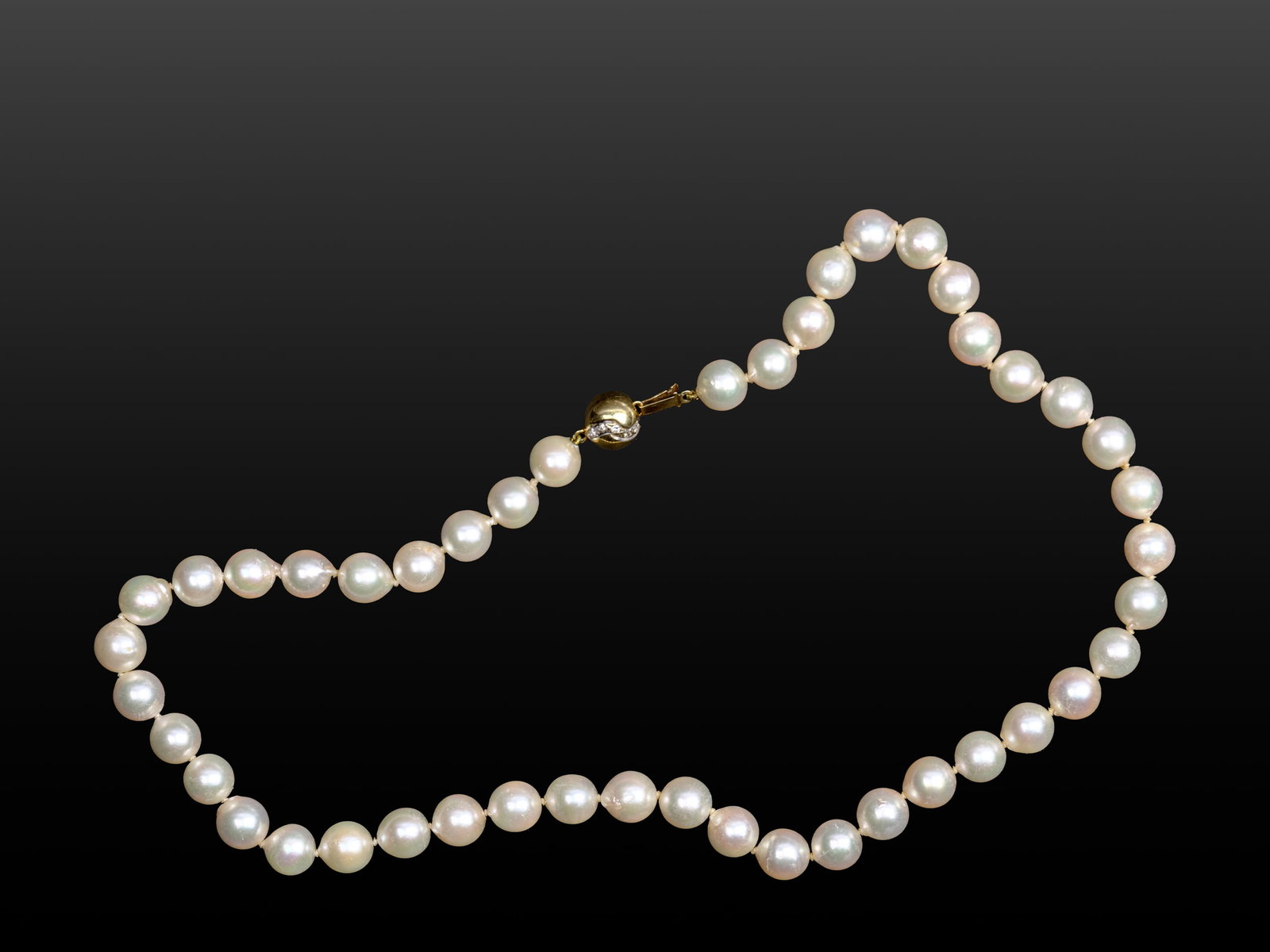 PEARL NECKLACE WITH GOLD CLASP, 14 KT YELLOW GOLD: Pearl necklace with gold clasp14 kt yellow goldAdorned with brilliant-cut diamonds or zirconiaLength 42 cmWeight 45 g