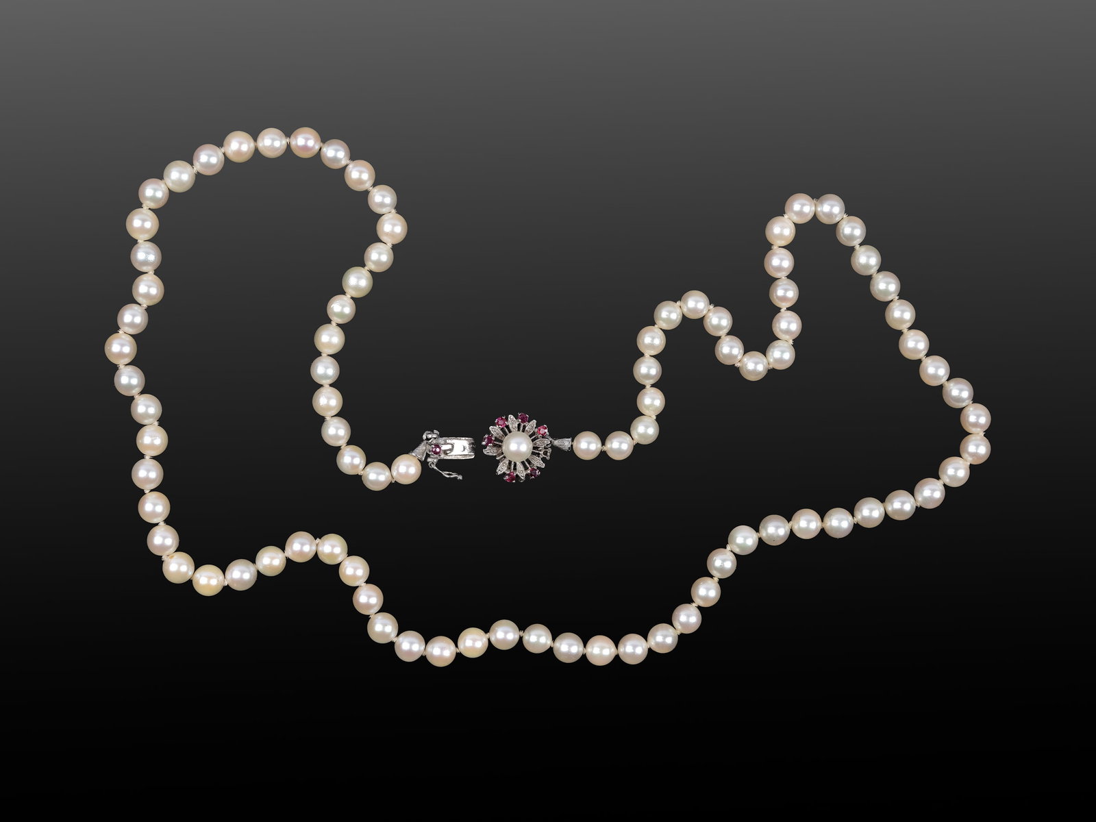 DOUBLE-STRAND PEARL NECKLACE WITH HALLMARKED SILVER CLASP: Double-strand pearl necklace with hallmarked silver claspLength 36 cmWeight 43.7 g