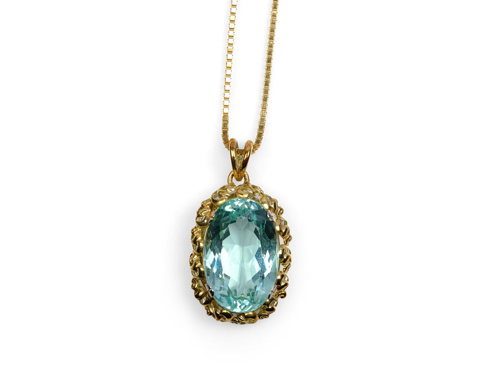 NECKLACE WITH AQUAMARINE PENDANT, BOTH 14 KT YELLOW GOLD, HALLMARKED: Necklace with aquamarine pendantBoth 14 kt yellow gold, hallmarkedAquamarine approx. 15 ct, length 2.4 x 1.6 cmPendant length 3.8 cmNecklace length 48 cmTotal weight 16.8 g