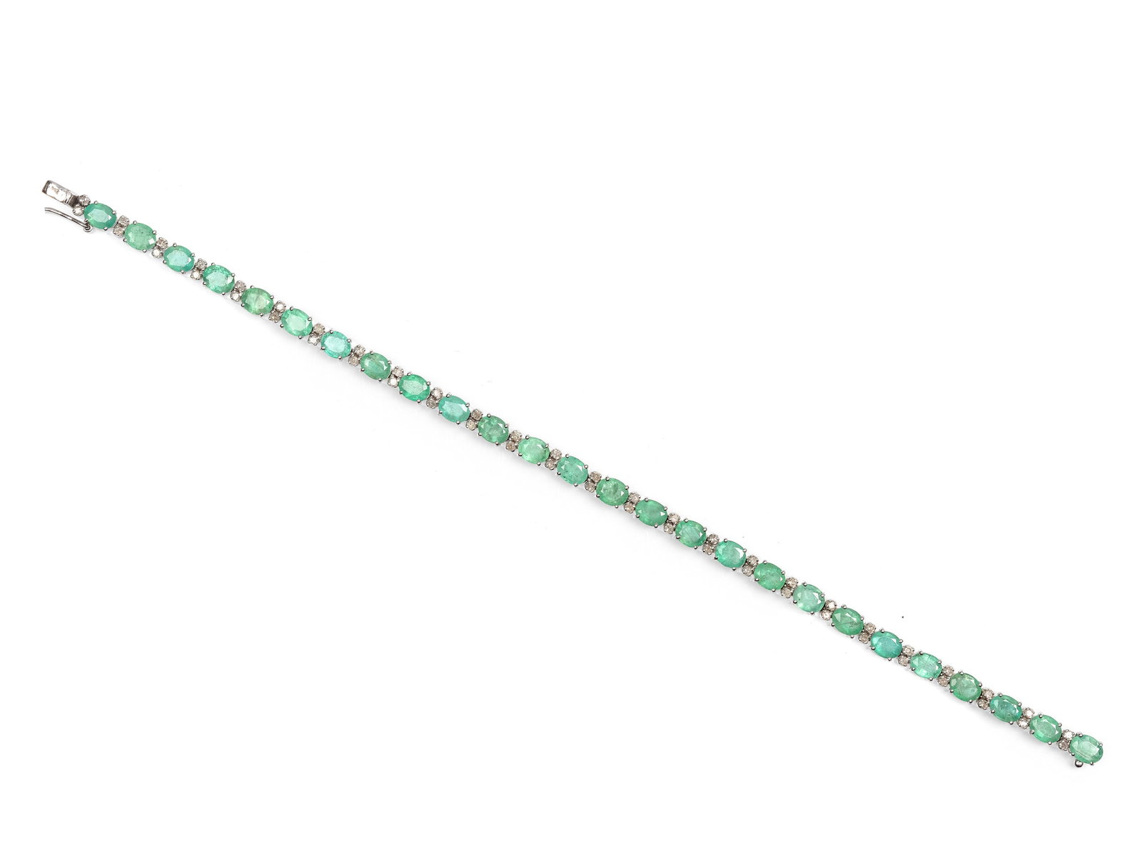 BRACELET, 18K WHITE GOLD: Bracelet18K white goldSet with approx. 7.9 ct emeraldsand 0.55 ct diamondsLength 18 cmWeight 7.9 g