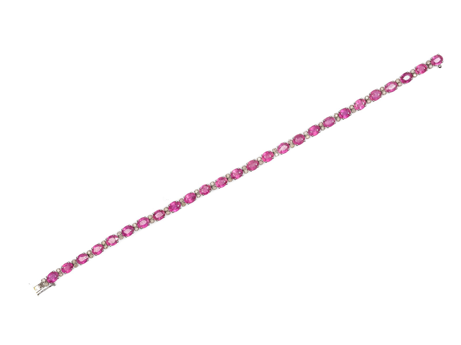 BRACELET, 18 KT WHITE GOLD: Bracelet18 kt white goldSet with approx. 11.5 ct rubiesand 0.56 ct brilliant-cut diamondsLength 18 cmWeight 9 g