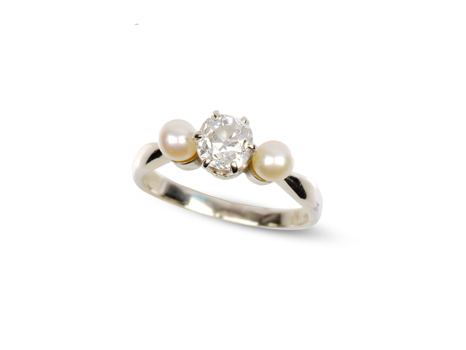 WOMEN’S RING, 14 KT WHITE GOLD, HALLMARKED: Women’s ring14 kt white gold, hallmarkedDecorated with a center brilliant-cut diamond and two pearlsOld-cut brilliant, approx. 0.8-0.85 ct, good color and clarityRW 57Weight 3.8 g