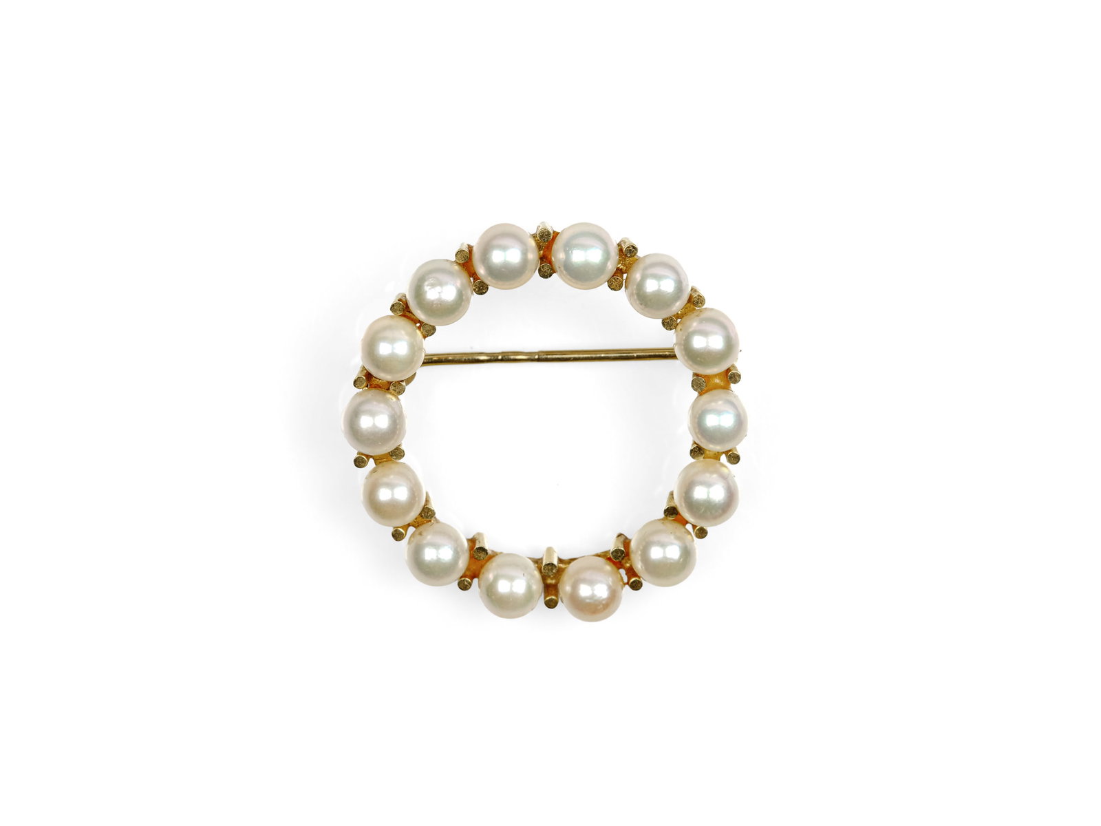 BROOCH, 14-KARAT YELLOW GOLD, HALLMARKED: Brooch14-karat yellow gold, hallmarkedSet with pearlsDiameter 2.2 cmWeight 4.8 g
