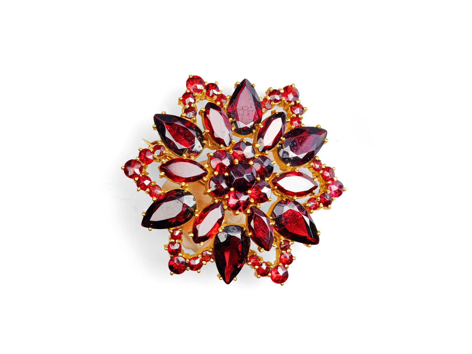 GARNET BROOCH, 14-KARAT YELLOW GOLD: Garnet brooch14-karat yellow goldDiameter 4 cmWeight 14 g