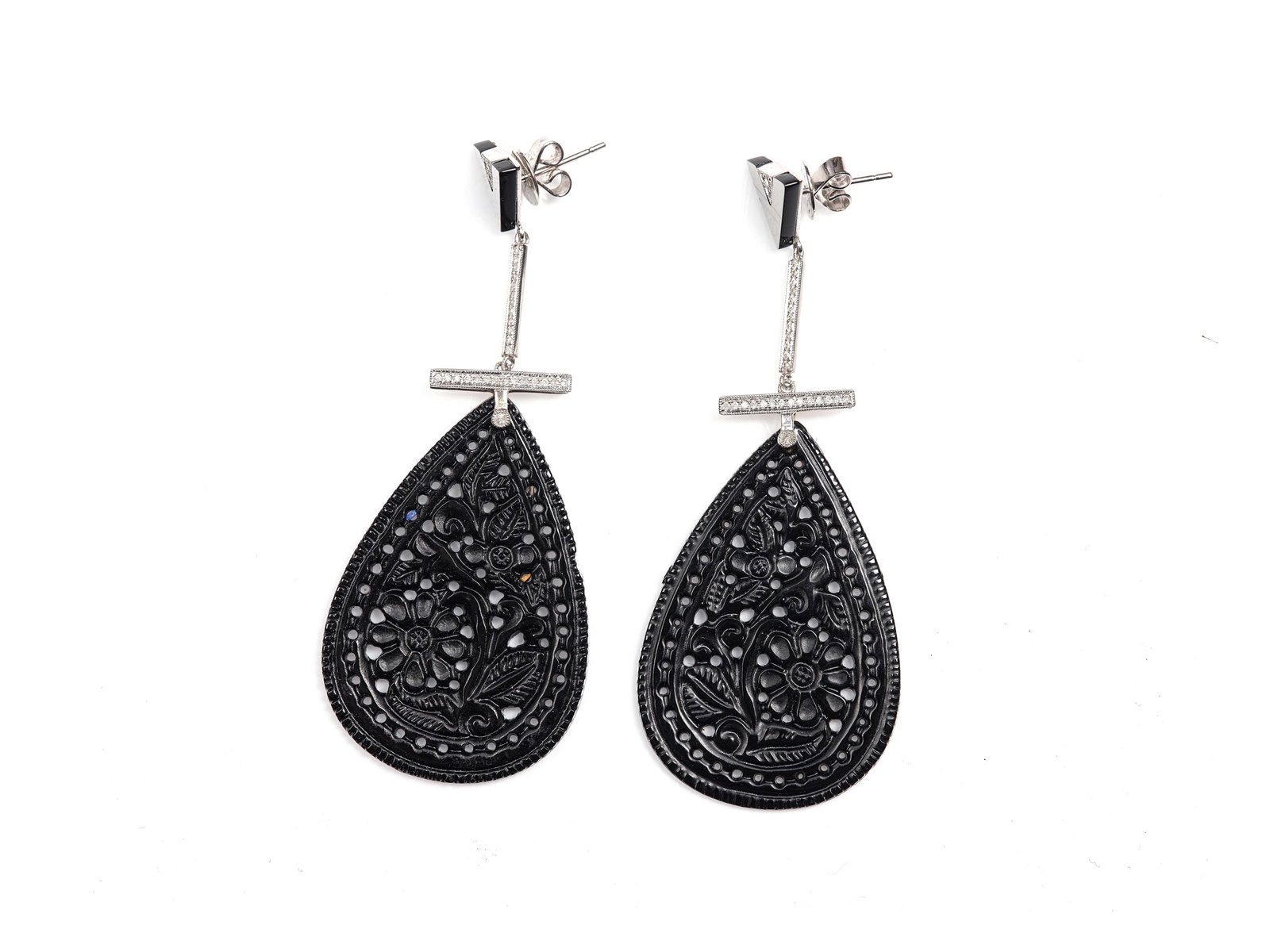 PAIR OF EARRINGS, 18 KT WHITE GOLD: Pair of earrings 18 kt white goldSet with diamonds and onyx Length 7 cmTotal weight 10.5 g