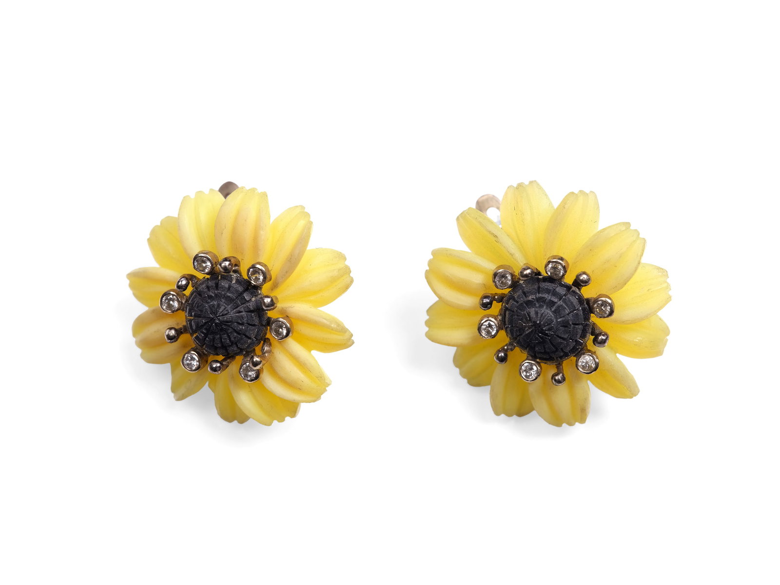 PAIR OF SUNFLOWER-SHAPED EARRINGS, YELLOW QUARTZ AND ONYX: Pair of sunflower-shaped earrings Yellow quartz and onyx Adorned with approx. 1.2 ct brilliant-cut diamonds Diameter 3 cm Weight 16.8 g