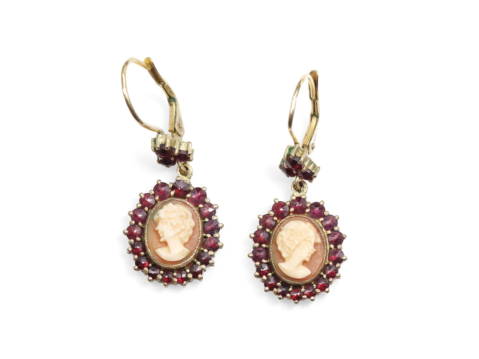 PAIR OF DROP EARRINGS, 14 KT YELLOW GOLD: Pair of drop earrings14 kt yellow goldSet with garnets and shell cameosLength 3.5 cmTotal weight 6 g