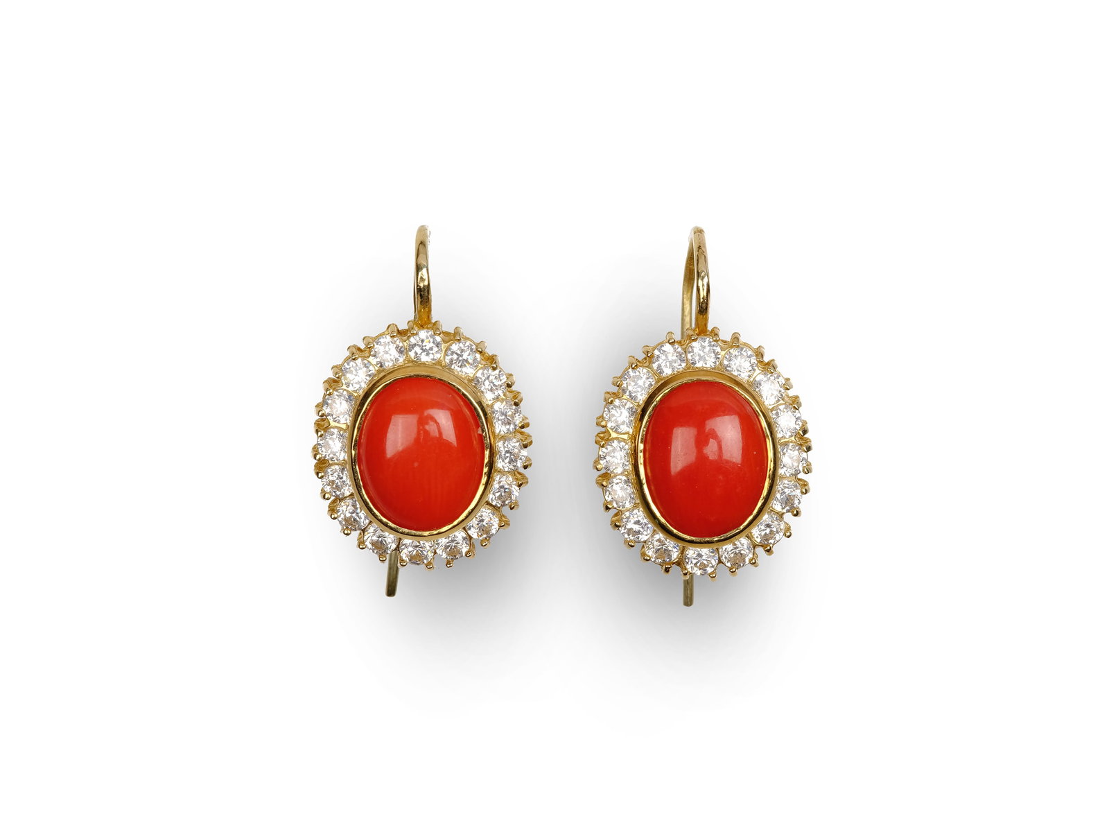 PAIR OF EARRINGS, 14 KT YELLOW GOLD, HALLMARKED: Pair of earrings 14 kt yellow gold, hallmarked Coral and colorless gemstones in brilliant cut Length: 2.5 cm each Total weight: 6.2 g