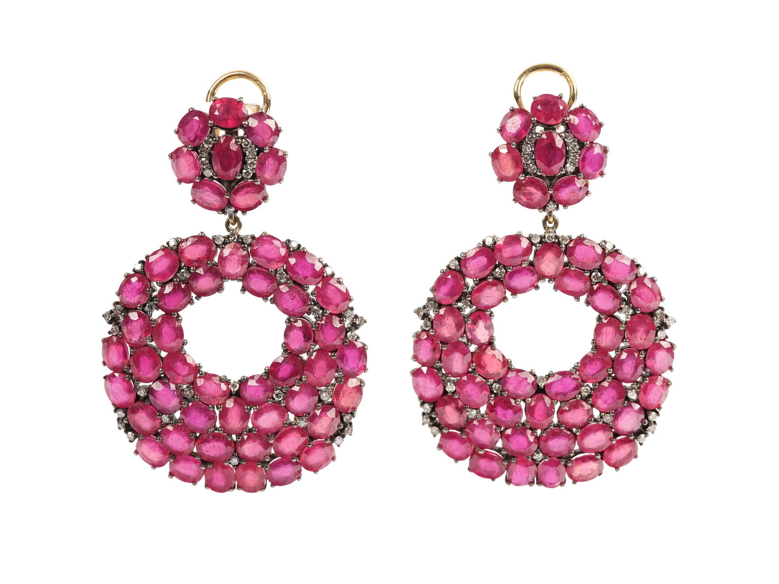 PAIR OF EARRINGS, 14 KT YELLOW GOLD AND SILVER: Pair of earrings14 kt yellow gold and silverSet with rubies totaling approx. 54.0 ctBrilliant-cut diamonds totaling approx. 0.8 ctLength 5.3 cmTotal weight 24.3 g