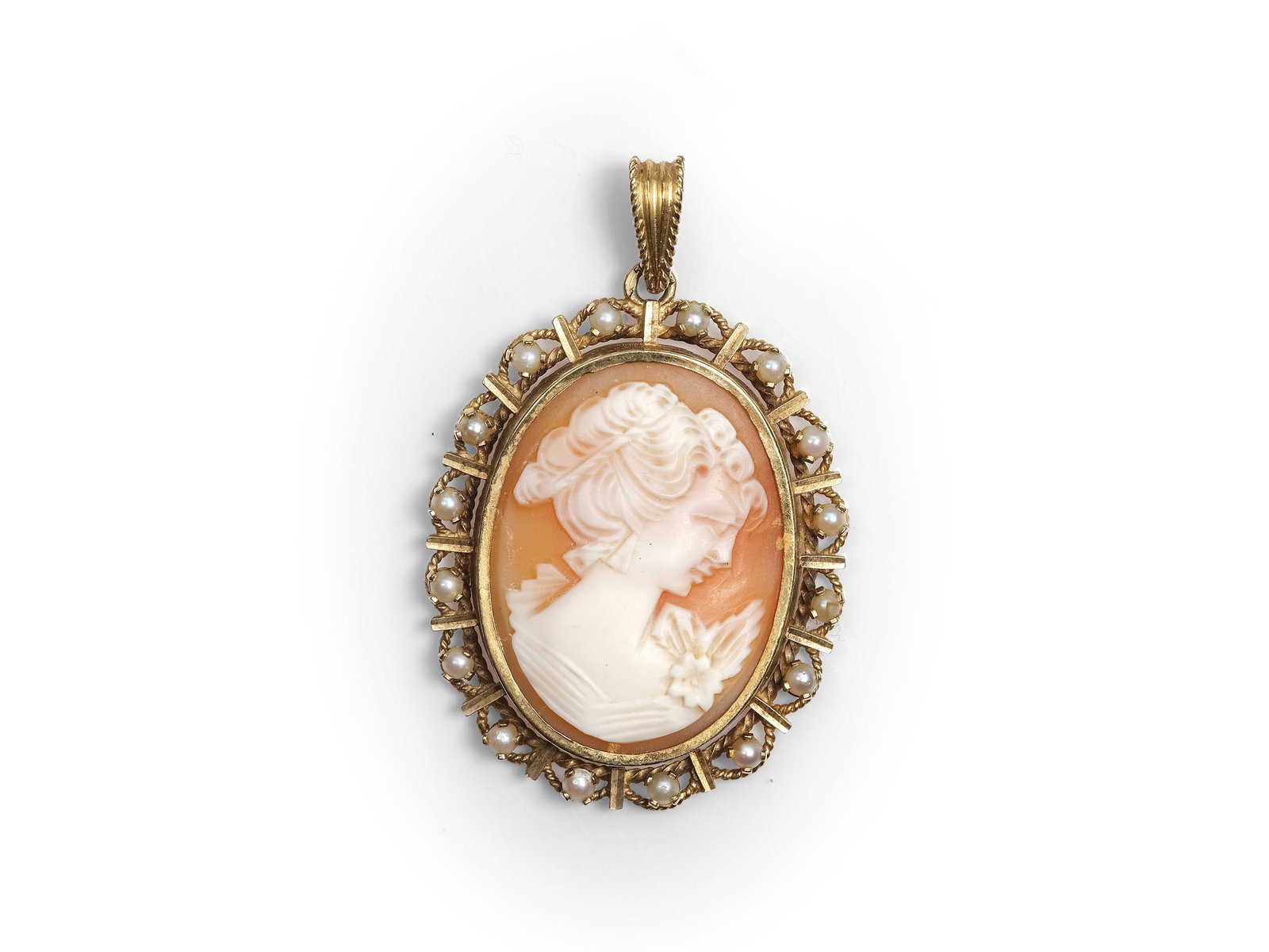 SHELL CAMEO PENDANT, 14-KARAT YELLOW GOLD AND PEARL SETTING (1 of 2)